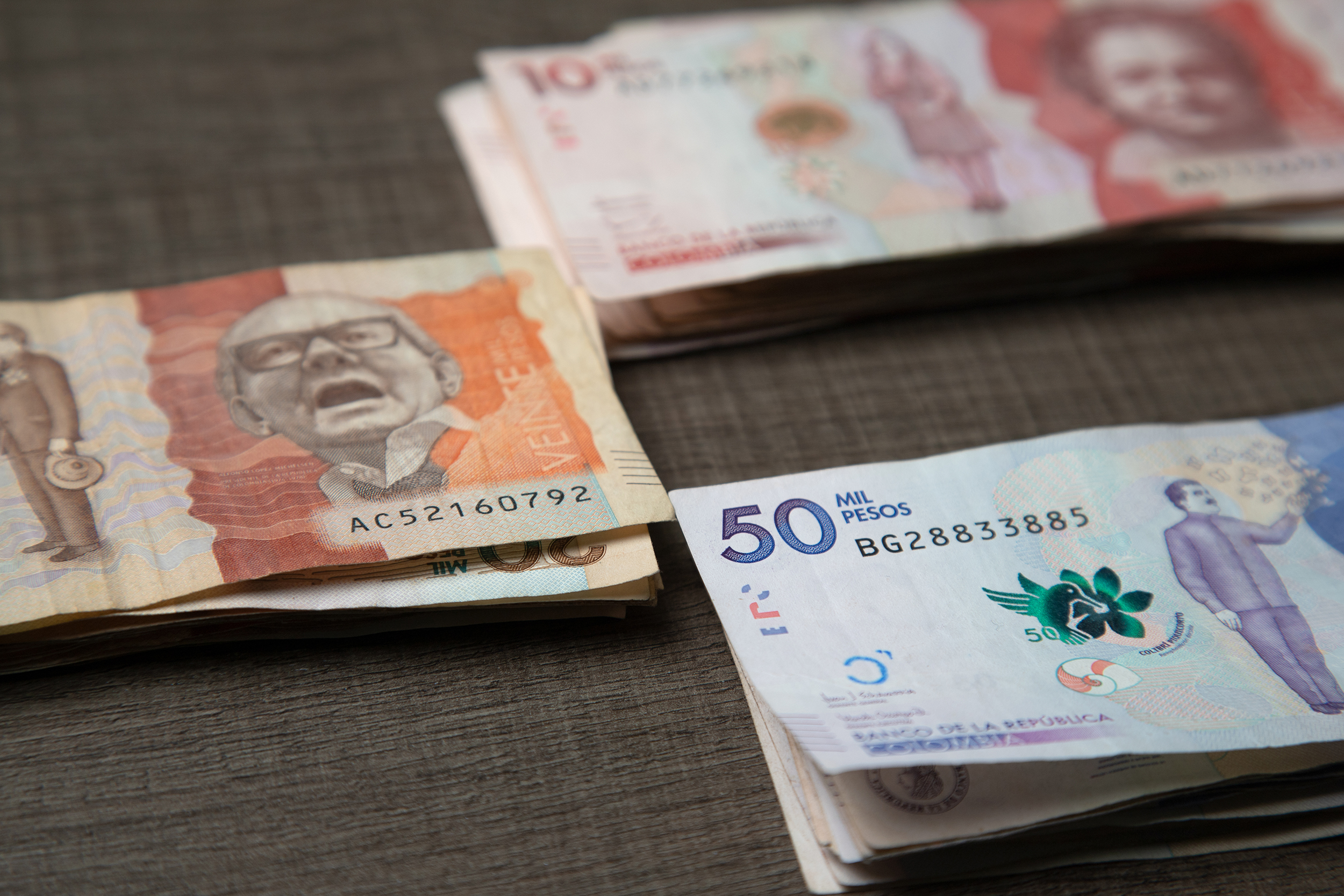 MONEDA COLOMBIANA BILLETES COLOMBIANOS, BILLETE, PLATA DINERO COLOMBIANOBILLETE DE CINCUENTA MIL PESOS VEINTE MIL PESOS DIEZ MIL PESOS DOS MIL PESOS MONEDAS