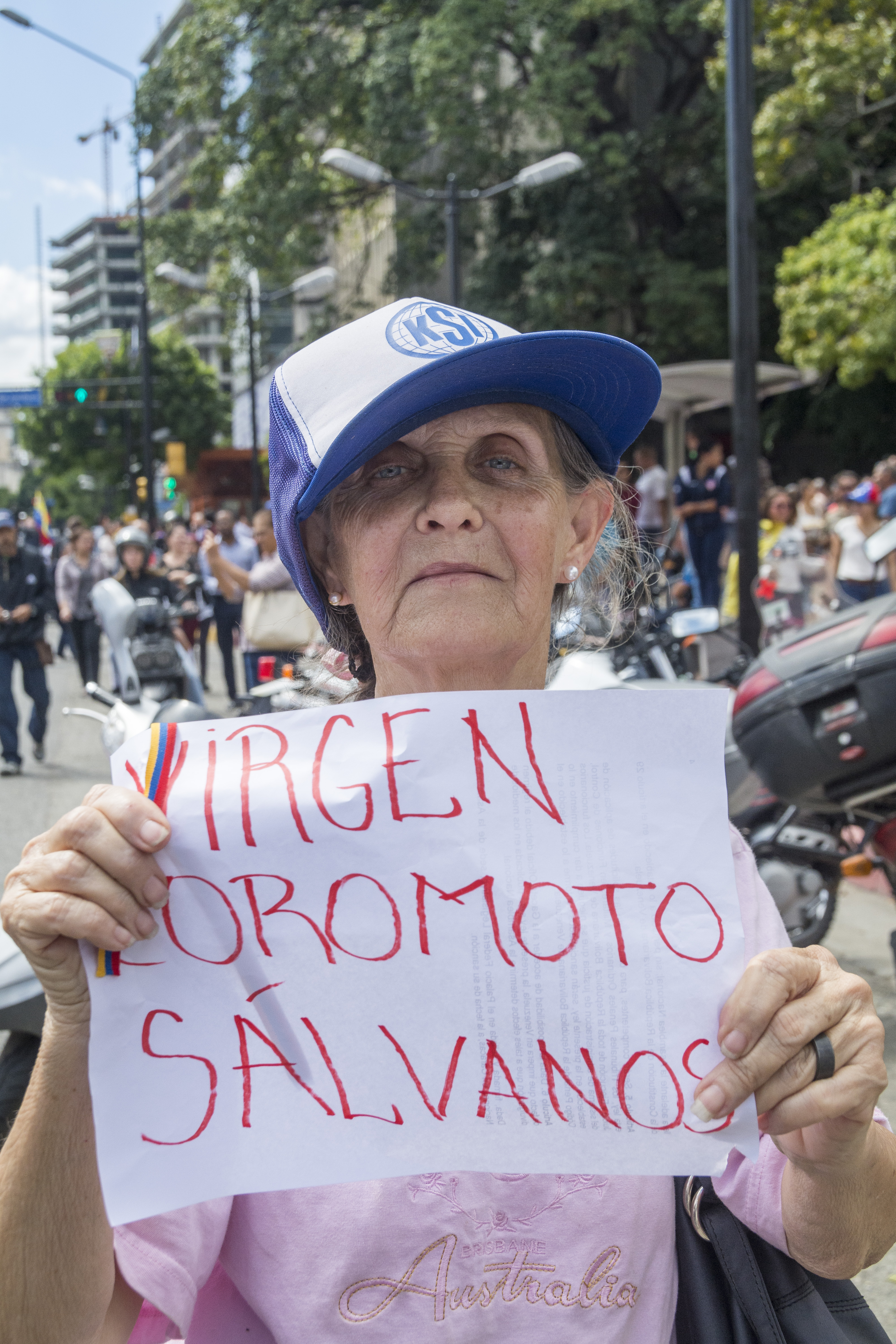 En medio de la actual crisis que atraviesa Venezuela, los fieles ruegan a la virgen de Coromoto para que les ayude a salir adelante.
