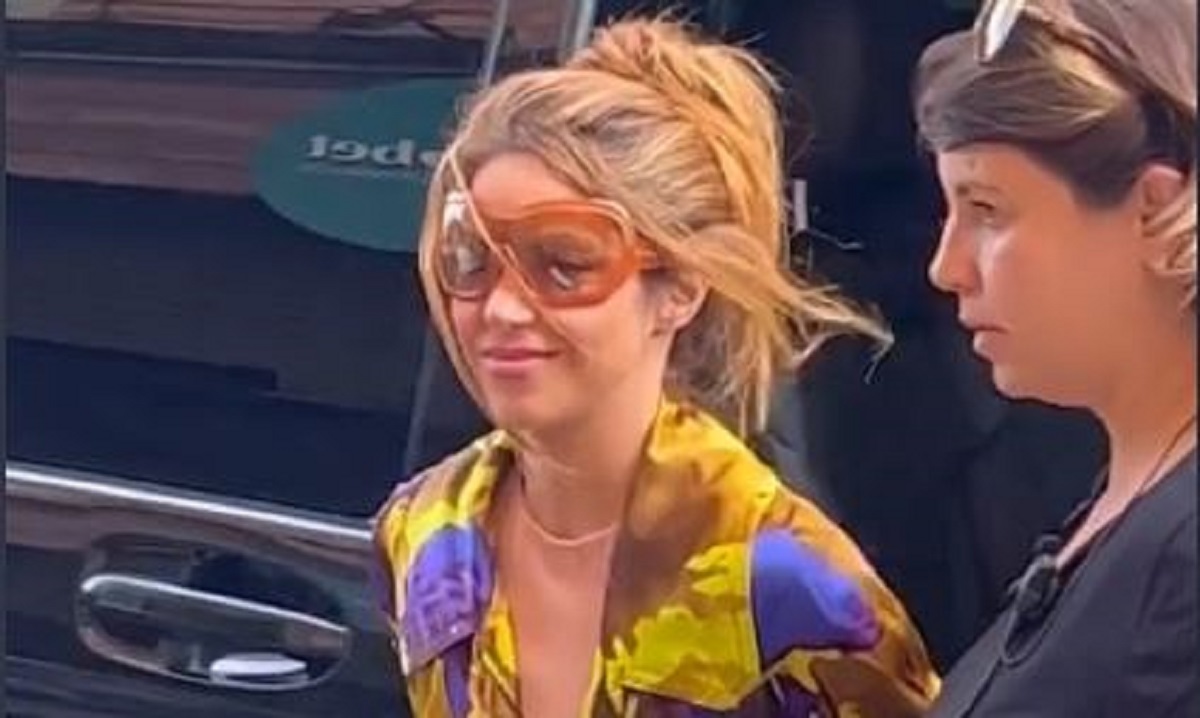 Shakira fue recibida entre aplausos y cánticos por decenas de fanáticos