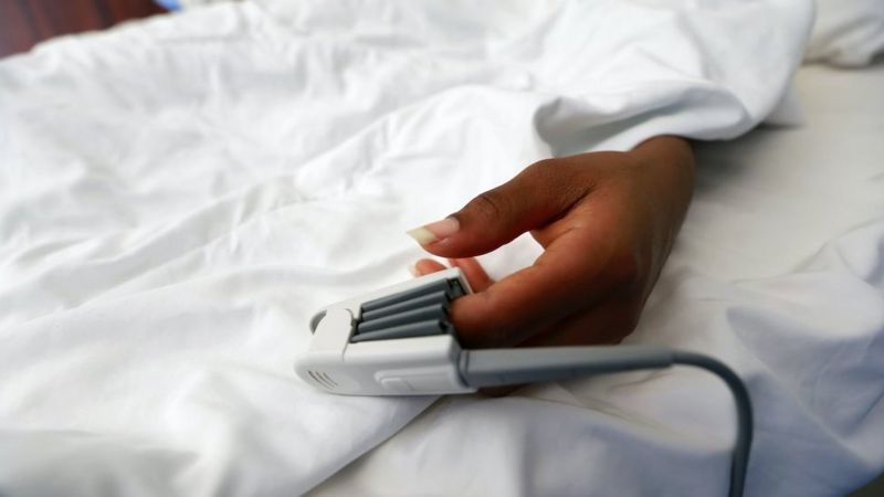 Los oxímetros son una forma barata y efectiva para medir las necesidades de oxígenos, dicen expertos en salud / BBC - REUTERS