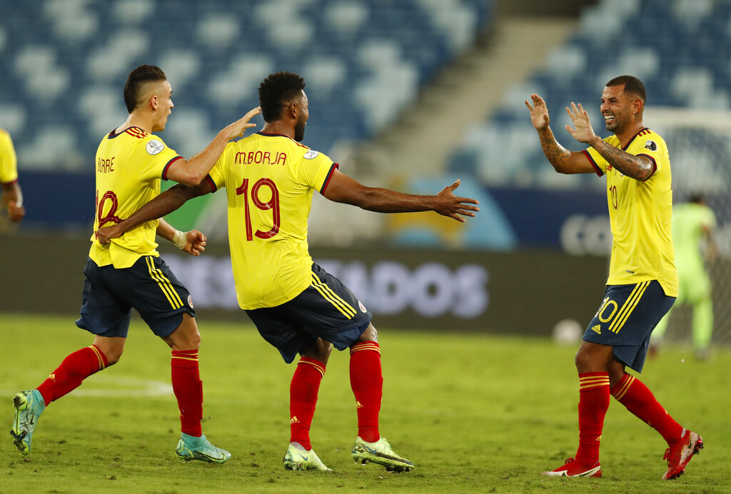 Edwin Cardona (derecha), de la selección de Colombia, festeja con sus compañeros luego de abrir el marcador en el partido ante Ecuador, el domingo 13 de junio de 2021. El duelo de la Copa América se realizó en Cuiabá, Brasil (AP Foto/Bruna Prado)