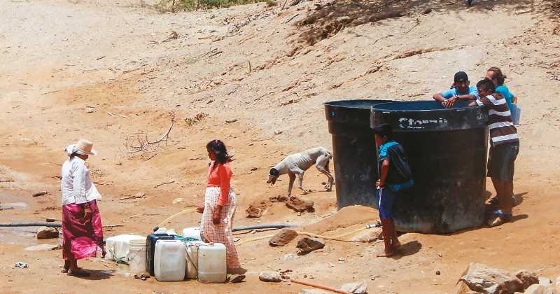 En Uribia, los ind&iacute;genas way&uacute;u tienen que abastacerse de agua por medio de tanques ubicados cerca del r&iacute;o Rancher&iacute;as. En la alta Guajira no lluev desde 2014. 