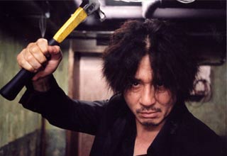 Dae-su Oh (Min-sik Choi) está dispuesto a lo que sea para vengar los 15