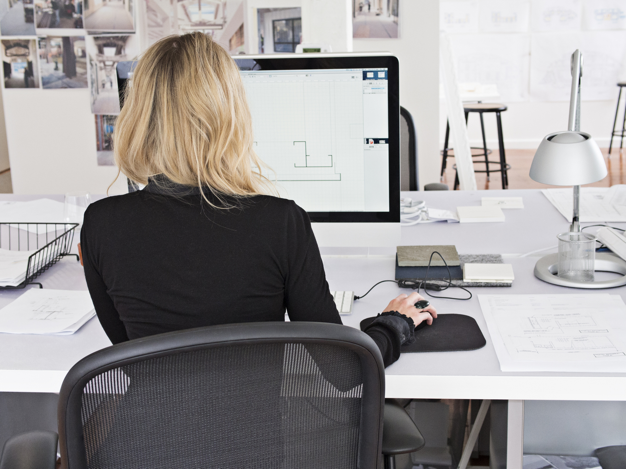 Diseñadora trabaja en computadora - Imagen de referencia