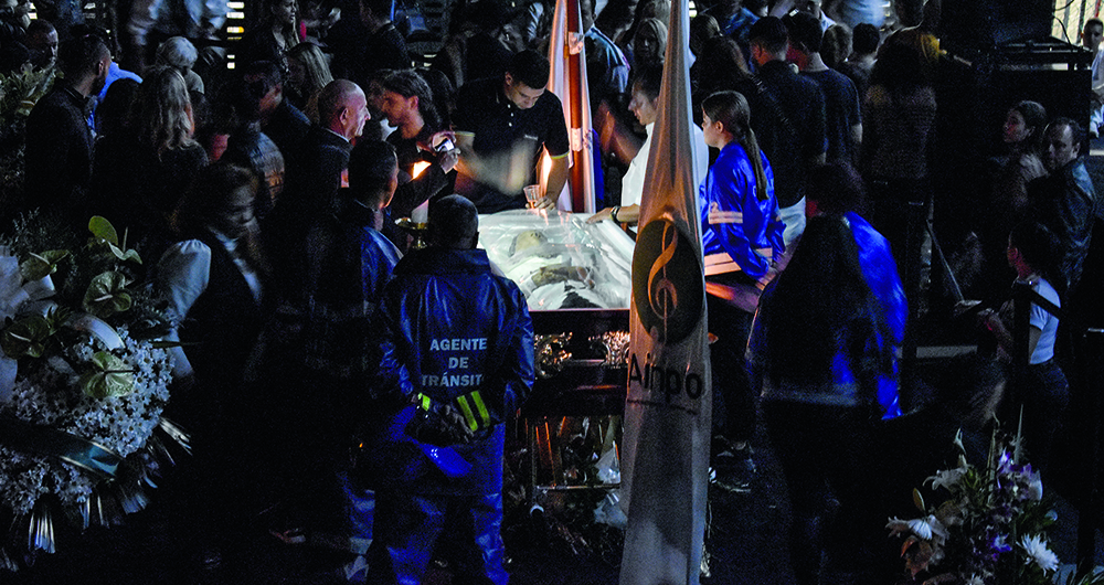  Al coliseo de voleibol Yesid Santos llegaron miles de personas para despedir a Darío Gómez. Familiares y artistas también lo acompañaron.