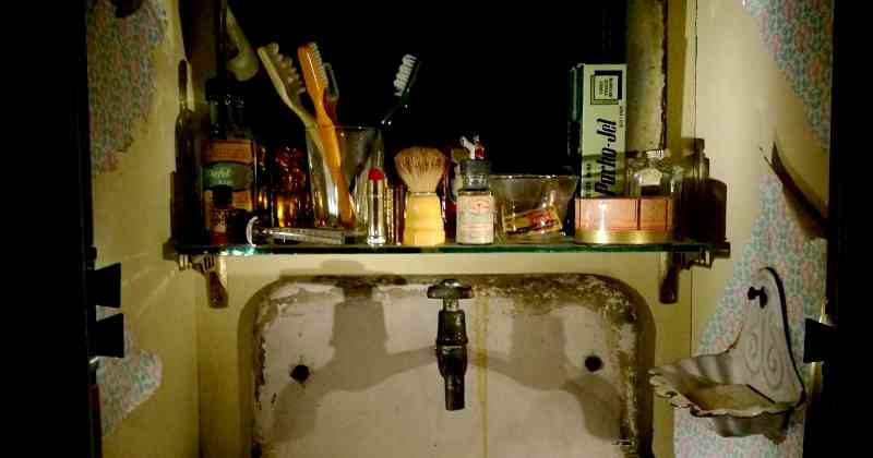 En una casa turca transformada en un museo, una colección de objetos remite a una novela. Para Orhan Pamuk, autor de El Museo de la Inocencia, en vez de museos faraónicos las personas deberían recibir ayudas que les permitan convertir sus casas en historias y espacios de exhibición. Foto: Nicolás Rodríguez