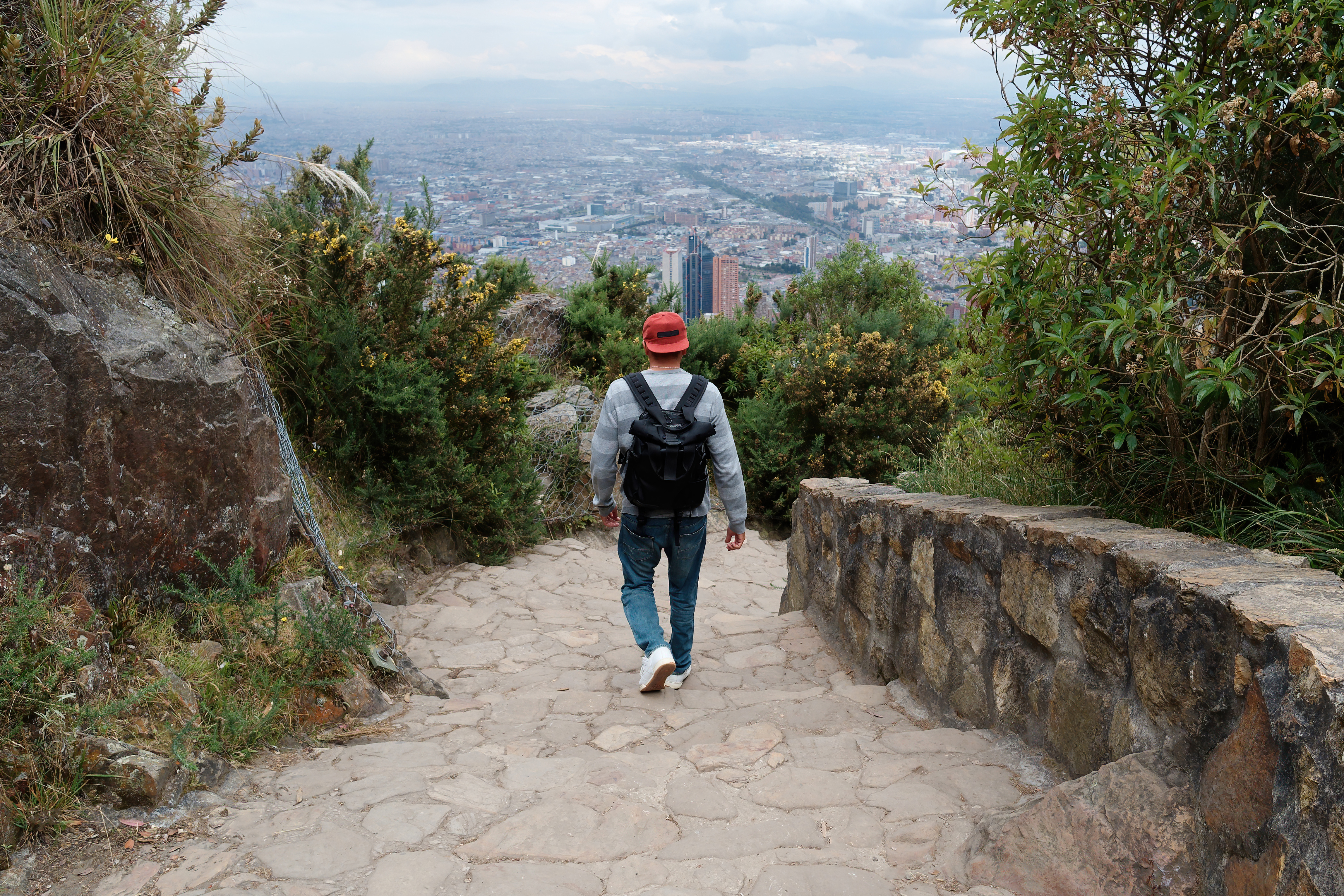 Hombre bajando las escaleras de Monserrate en Bogotá, Colombia.