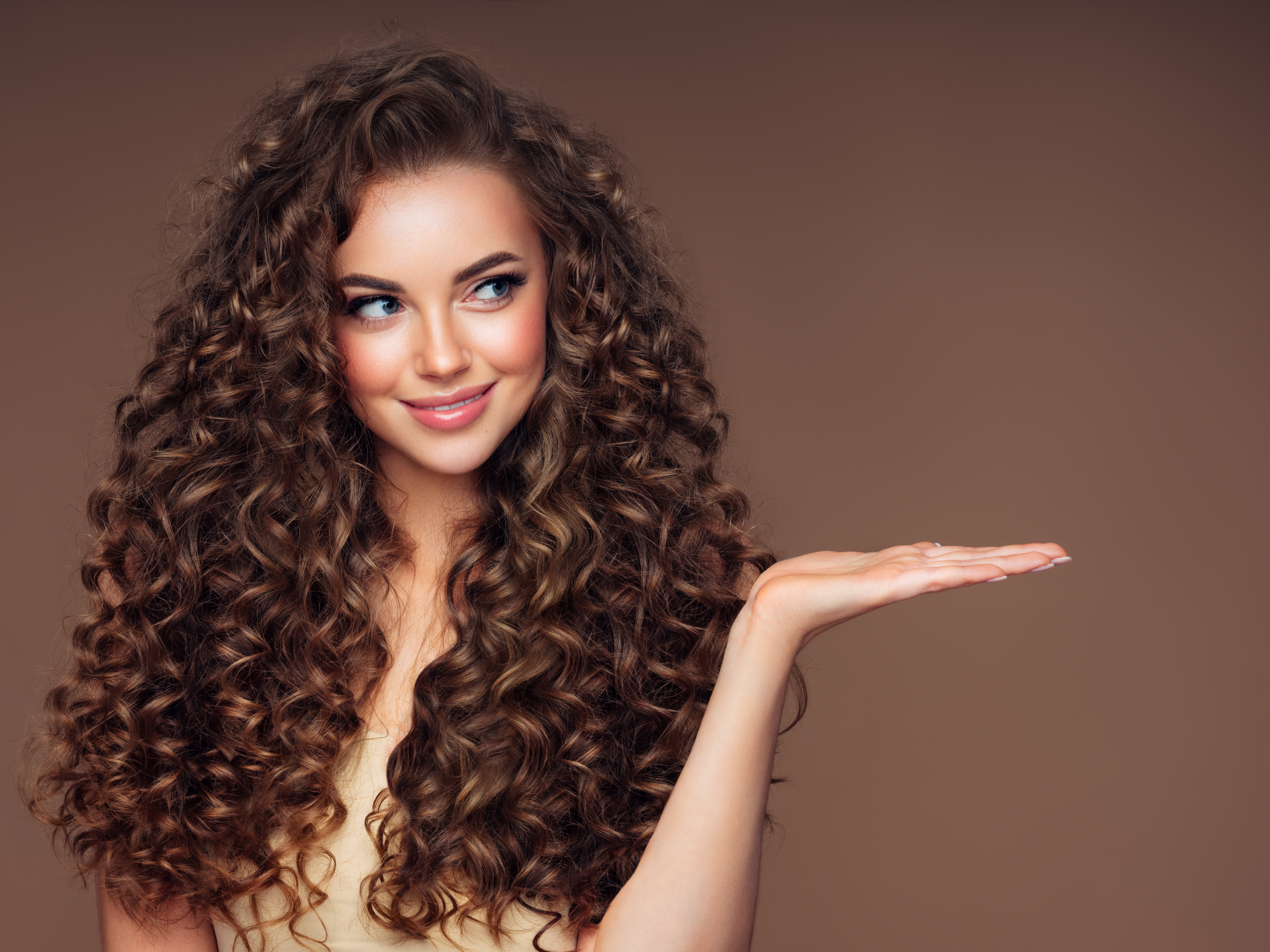 Generalmente Menos que Hostil Cuidado del cabello: ¿cómo definir los rizos de manera natural?