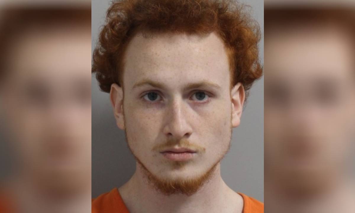Según la policía local, el joven, tras asesinar a su mamá, corrió a casa de un amigo para pedirle que se deshiciera del arma.