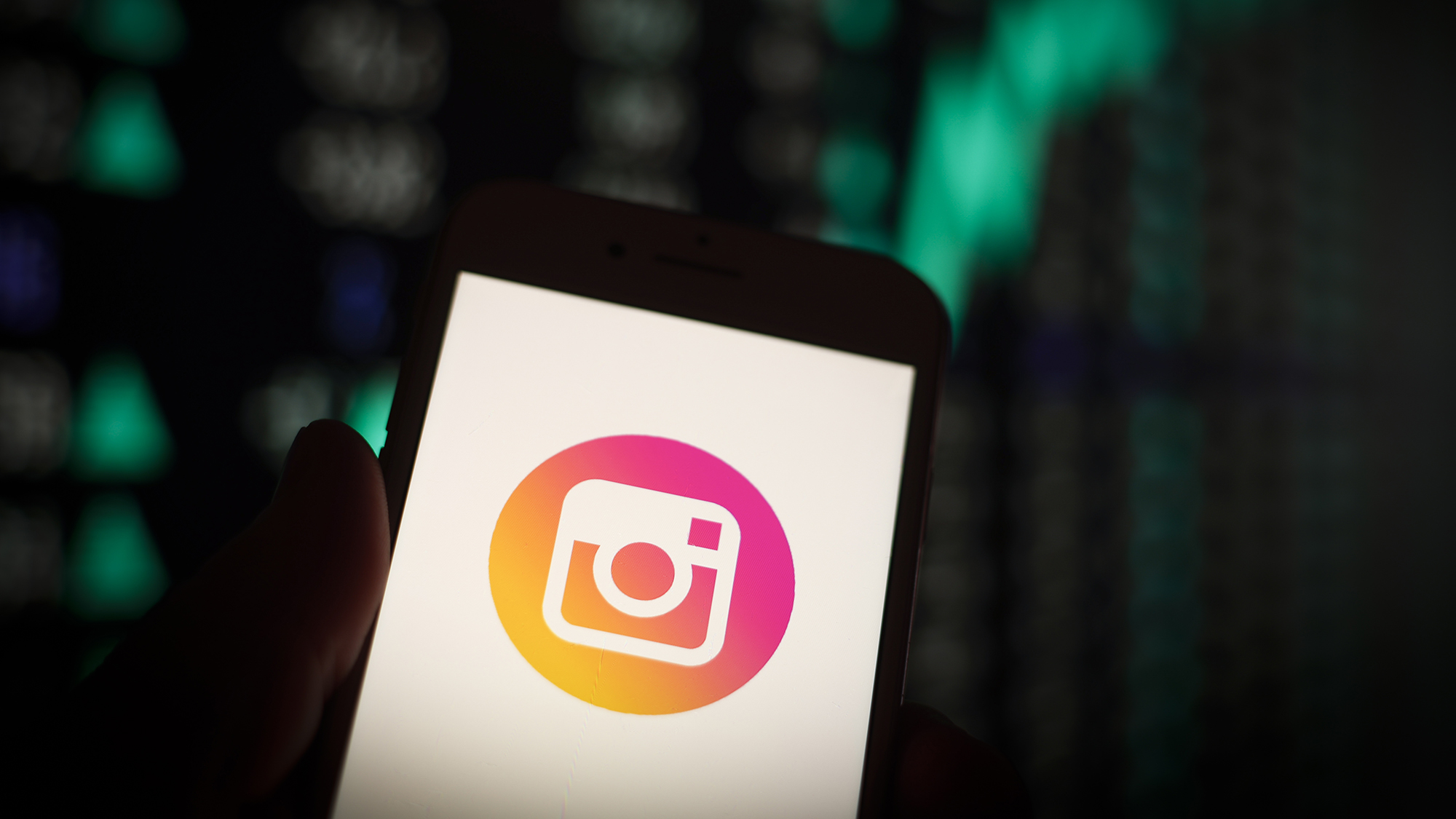 El logotipo de Instagram se ve en la pantalla de un teléfono móvil en esta ilustración fotográfica en Varsovia, Polonia, el 31 de octubre de 2022. Numerosos usuarios de Instagram se despertaron el lunes y recibieron notificaciones de que sus cuentas habían sido suspendidas por violar las pautas de la comunidad. Poco después, algunos informaron que se les había restablecido el acceso. Meta, la empresa matriz de Instagram, confirmó que los usuarios en diferentes partes del mundo tenían problemas para acceder a sus cuentas. (Foto de STR/NurPhoto a través de Getty Images)