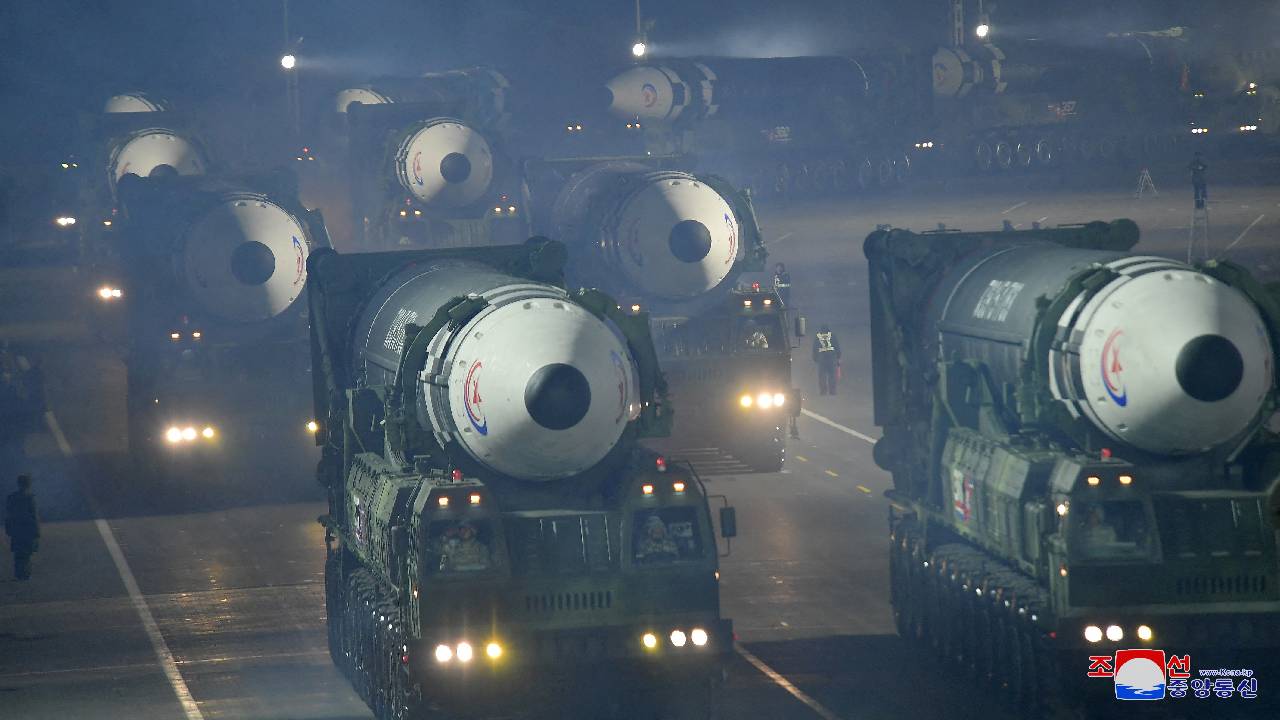 Archivo: Misiles se exhiben durante un desfile militar para conmemorar el 75 aniversario de la fundación del ejército de Corea del Norte.