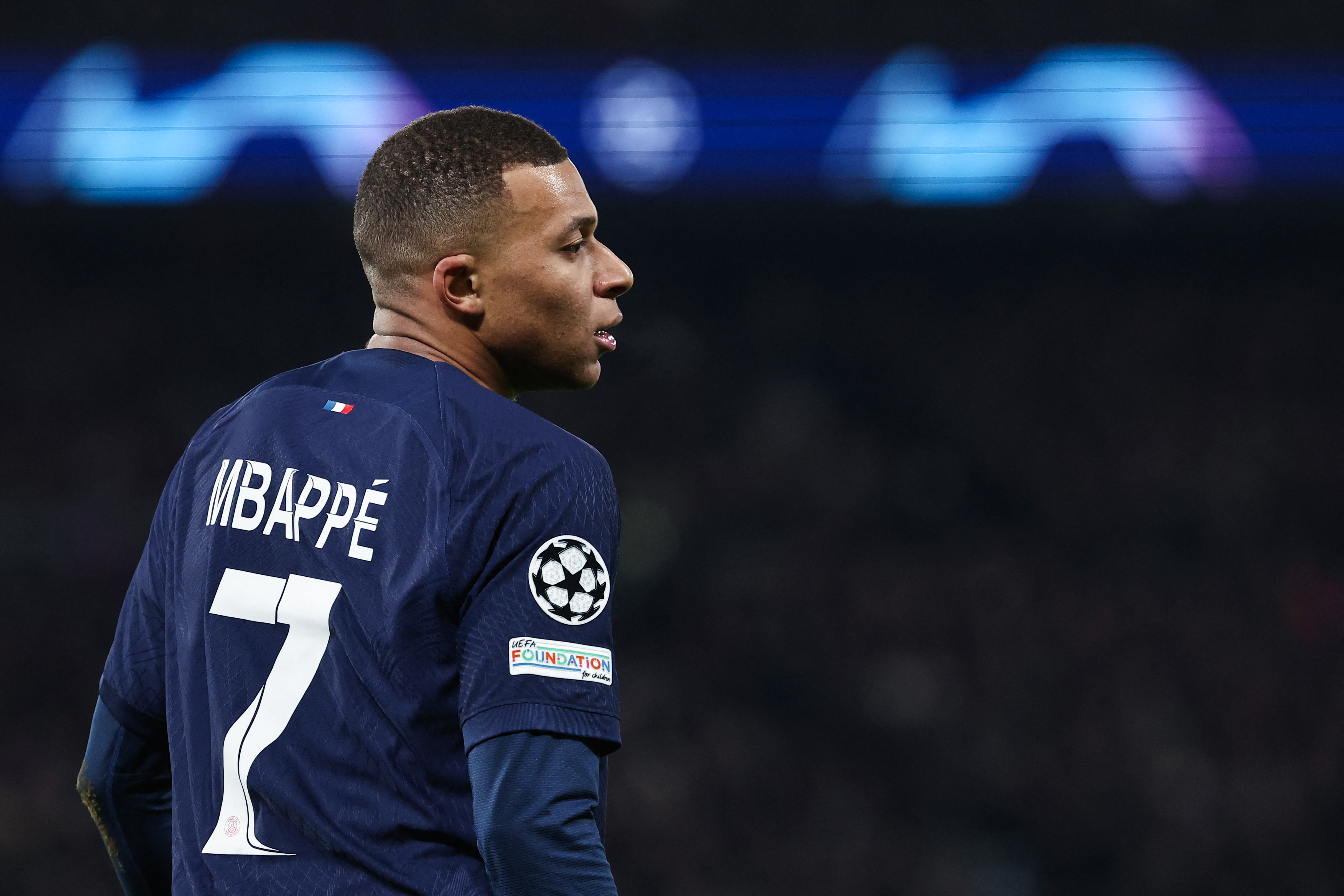 El delantero francés del Paris Saint-Germain, Kylian Mbappé, observa durante la primera ronda de la Liga de Campeones de la UEFA, día 5, partido de fútbol del Grupo F entre el Paris Saint-Germain (PSG) y el Newcastle United el 28 de noviembre de 2023 en el Parc des Estadio de los Príncipes de París (Foto de FRANCK FIFE / AFP)