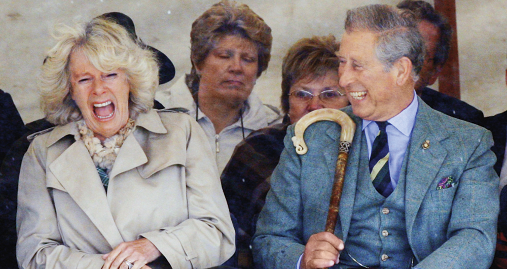 Camilla es la única capaz de calmar el mal genio de Carlos, quien depende de ella para todo y no oculta su aburrimiento si no la tiene a su lado.