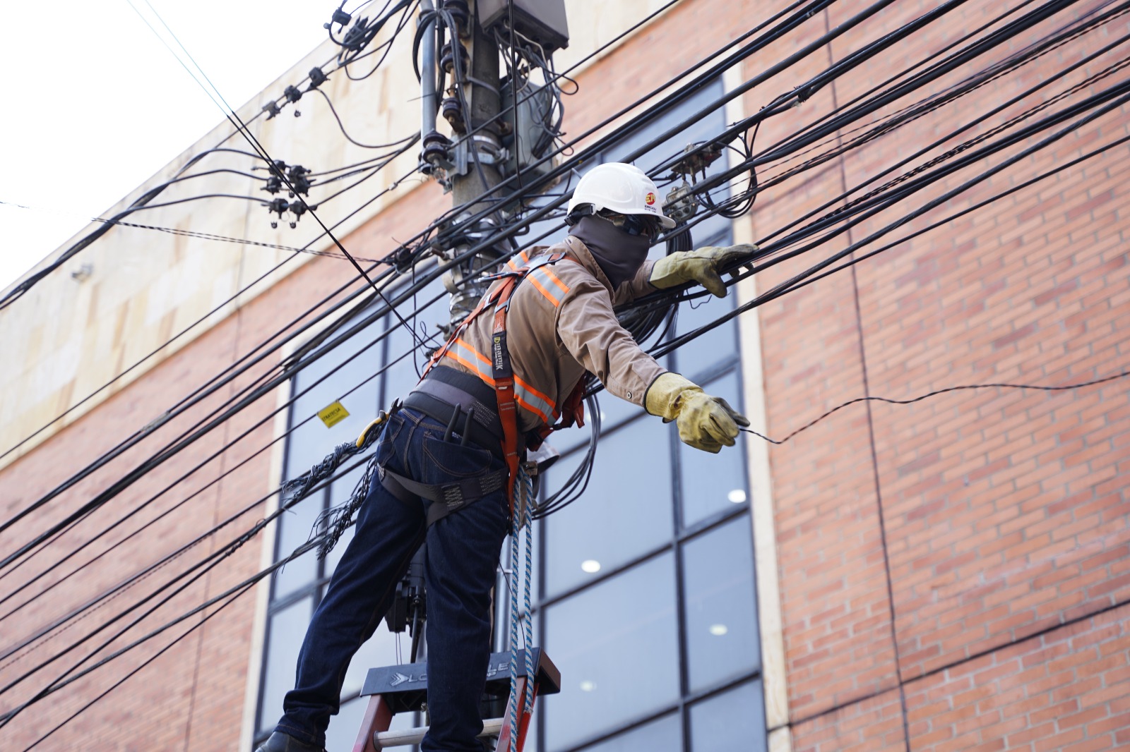 EMCALI interviene 29 Mil Metros de Cables Abandonados en la Ruta Turística y Cultural de La COP 16