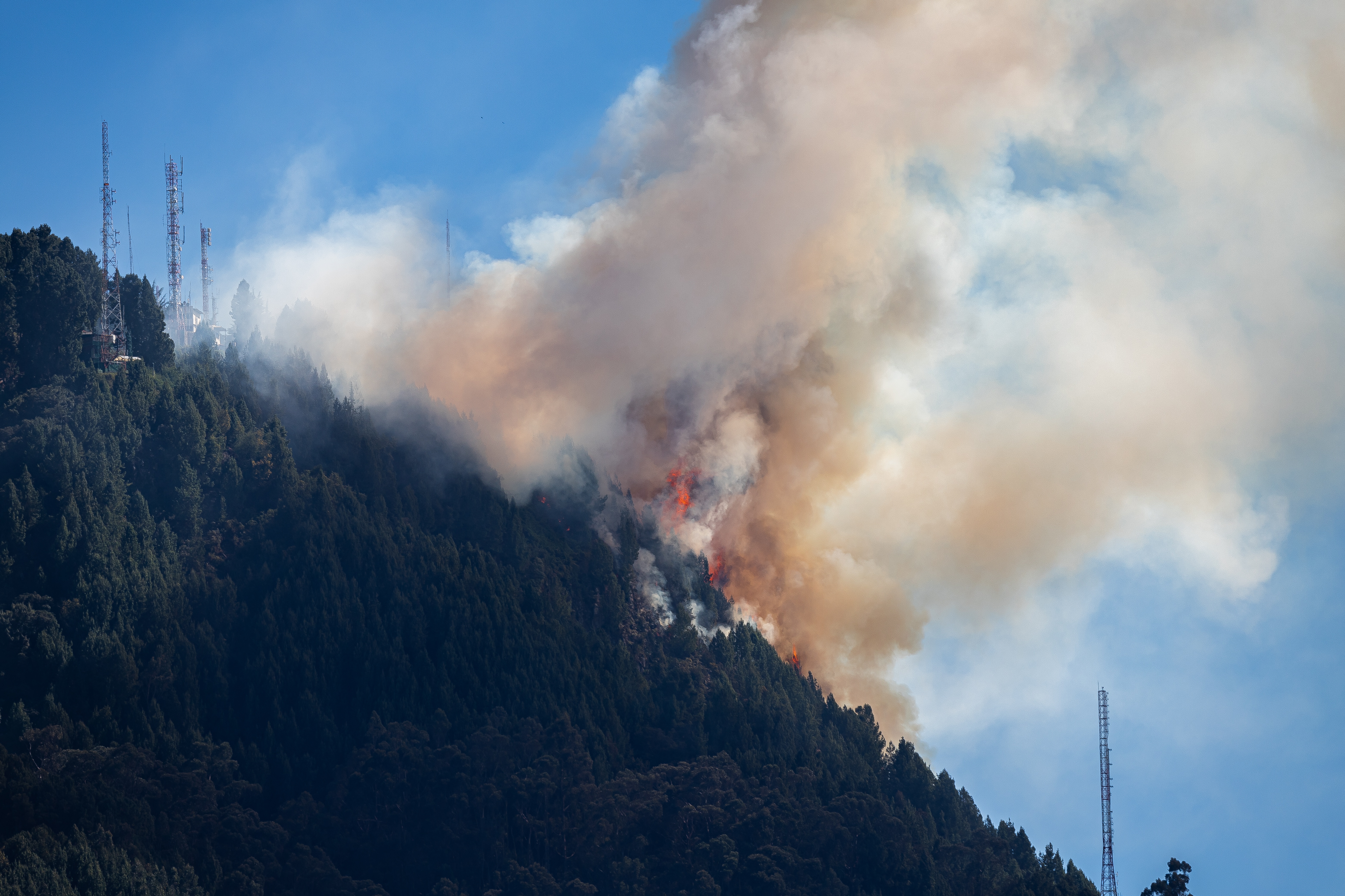 Incendio forestal en los cerros orientales en Bogotá