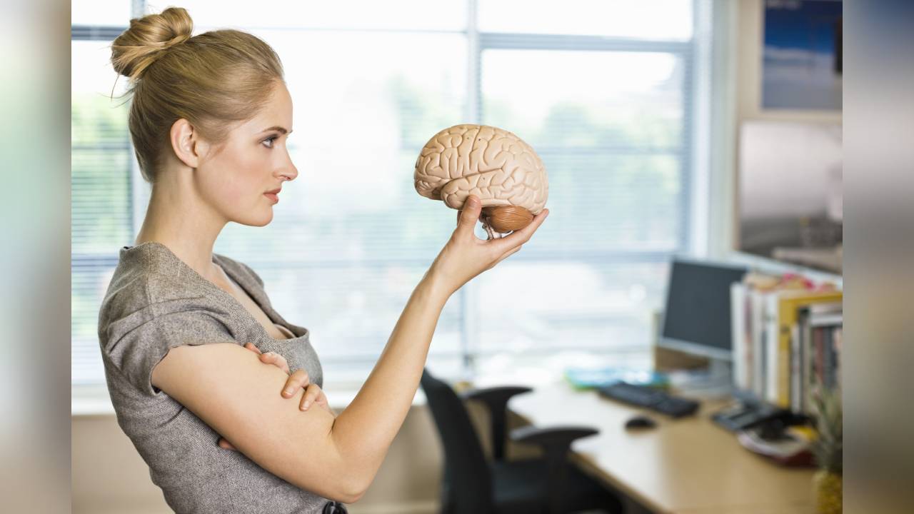 Una sana alimentación es indispensable para mantener la salud del cerebro y evitar síntomas como irritabilidad, nerviosismo, cansancio, falta de atención, fallos de memoria y de concentración. Foto: Gettyimages.