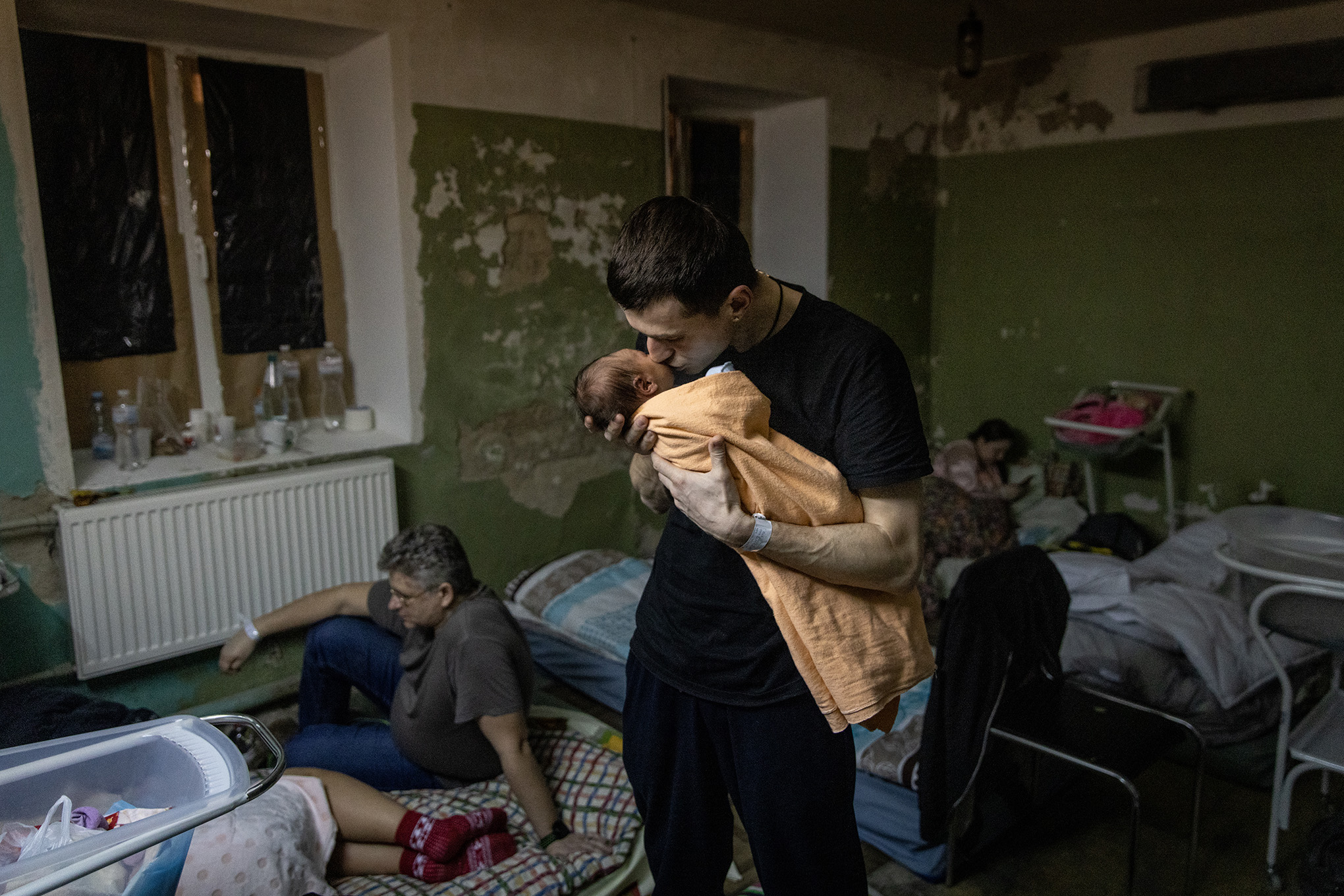 Un hombre sostiene a un niño recién nacido en el refugio antibombas de un hospital de maternidad el 2 de marzo de 2022 en Kiev, Ucrania. Foto Getty Images/ Chris McGrath