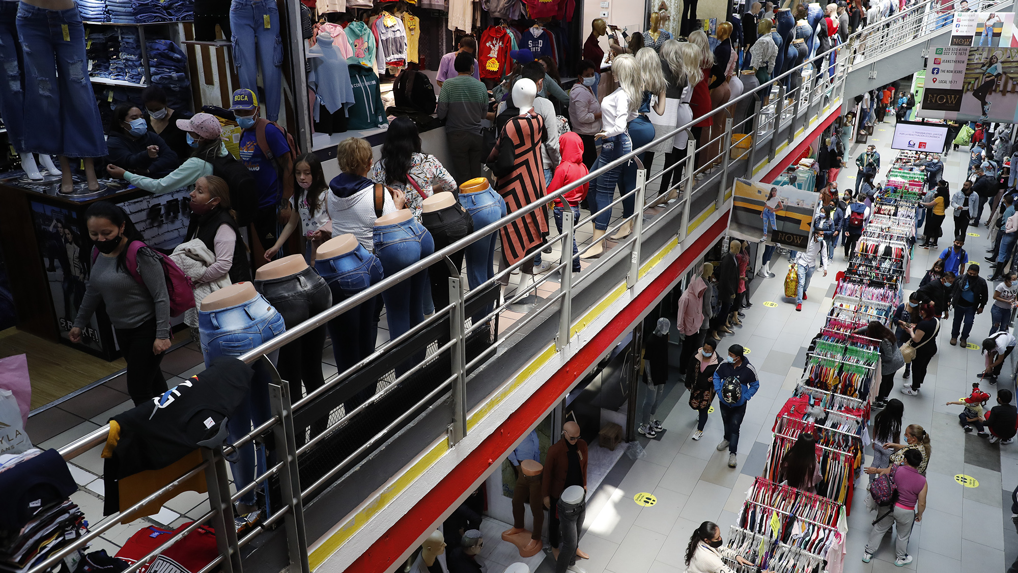 Segundo dia sin iva comerci de vestuarioCentro Comercial El Gran SanBogota nov 19 del 2021Foto Guillermo Torres Reina / Semana