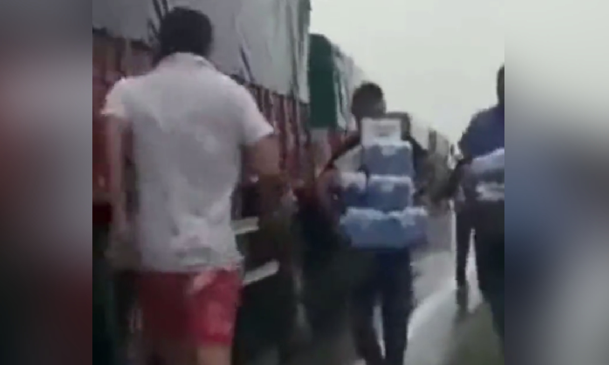 Trascuentas aprovecharon accidente de camión de cerveza para saquearlo en Argentina.