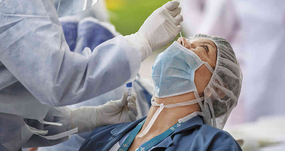 Existen tres tipos de pruebas para determinar si hay contagio: de anticuerpos, de antígenos y PCR.