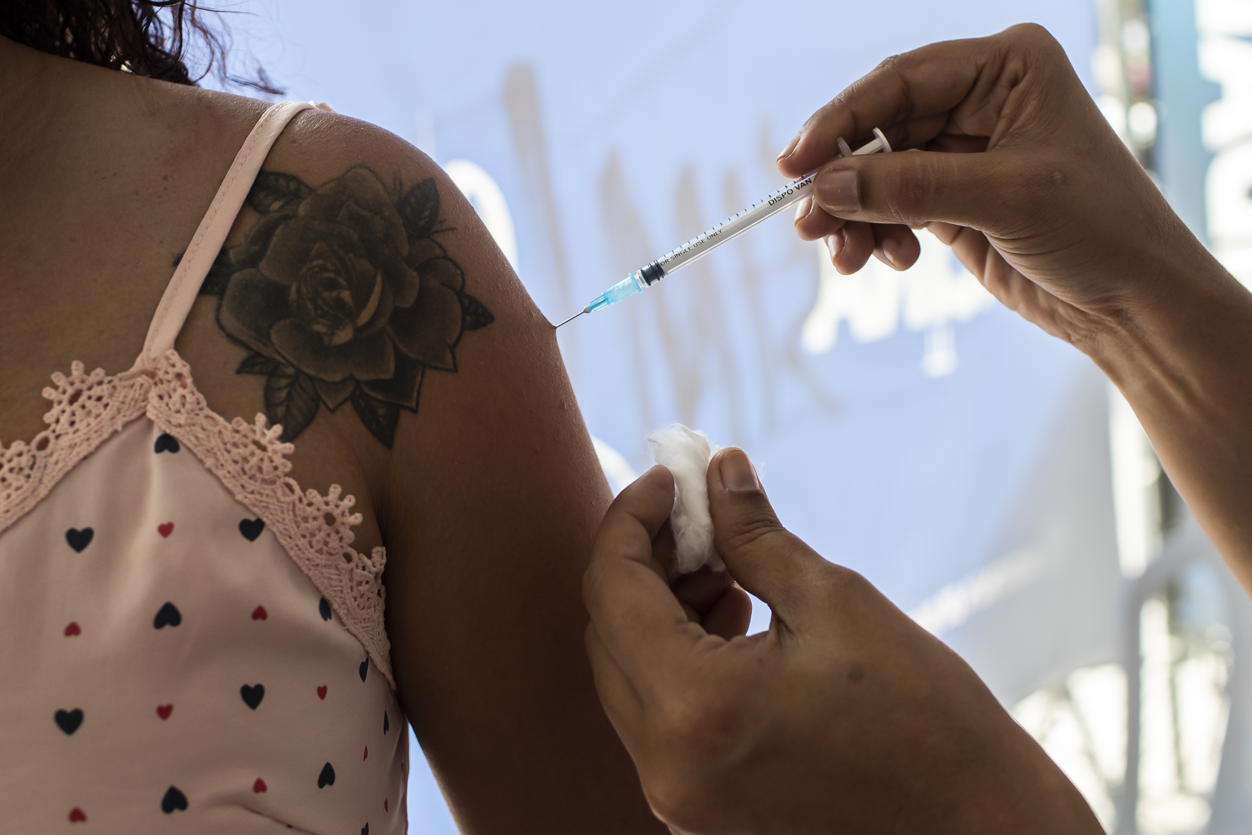 FDA aprobaría pronto la tercera dosis de la vacuna anticovid para personas inmunodeprimidas