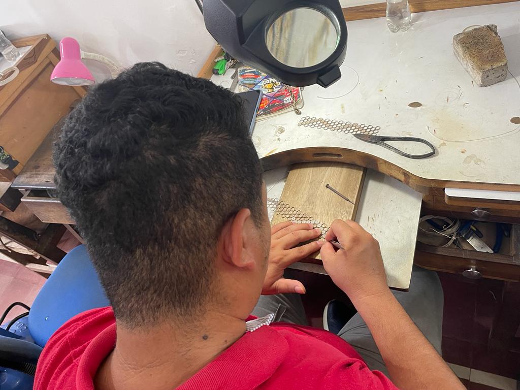 En los últimos diez años los creadores de Mompox se han preocupado más por innovar en los diseños de cada pieza que realizan, una vez tienen la idea decidida, la trabajan con paciencia y exactitud. Foto: Andrea Gómez