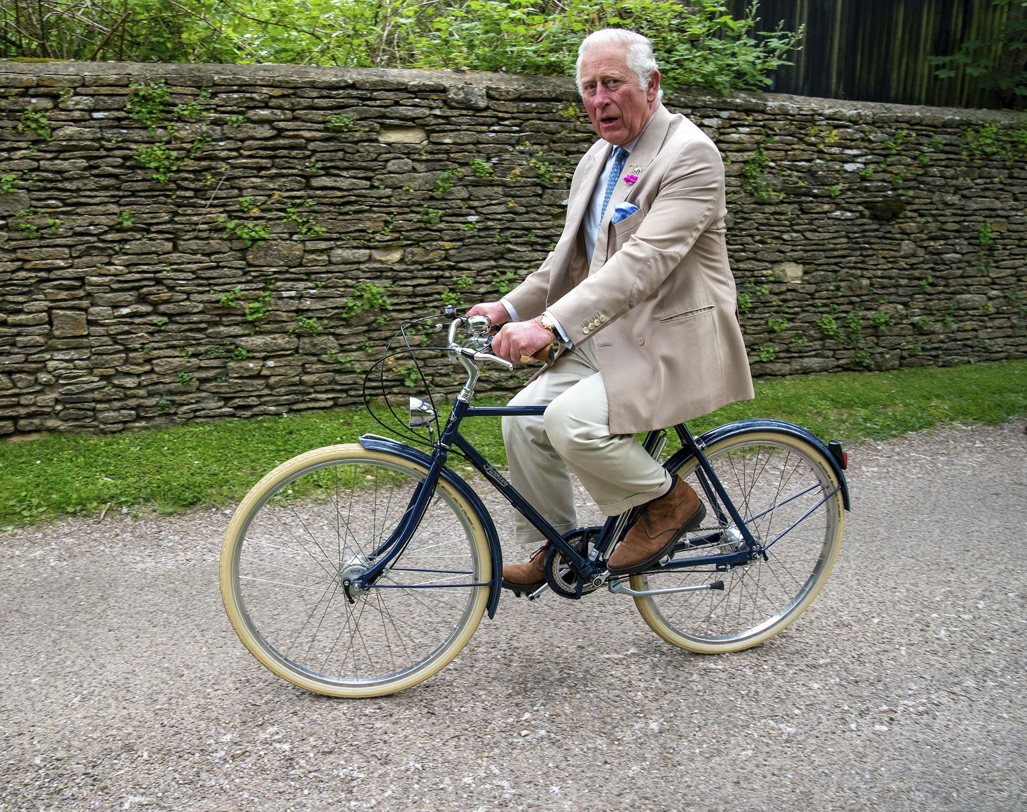 El príncipe Carlos de Gran Bretaña va en bicicleta con representantes del British Asian Trust en Highgrove en Gloucestershire antes de embarcarse en el evento ciclista de la organización benéfica 'Palaces on Wheels', en Inglaterra, el jueves 10 de junio de 2021 Foto: Arthur Edwards / Pool AP.