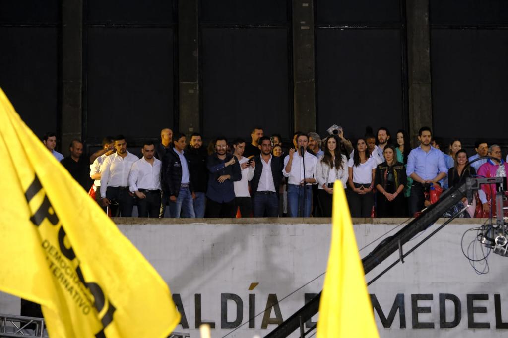 Daniel Quintero acompañado del gabinete municipal.