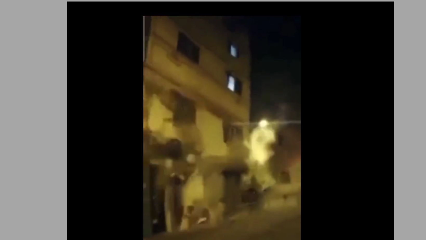 Terremoto en Marruecos.  Imágen de edificio desplomándose ante el fuerte sismo