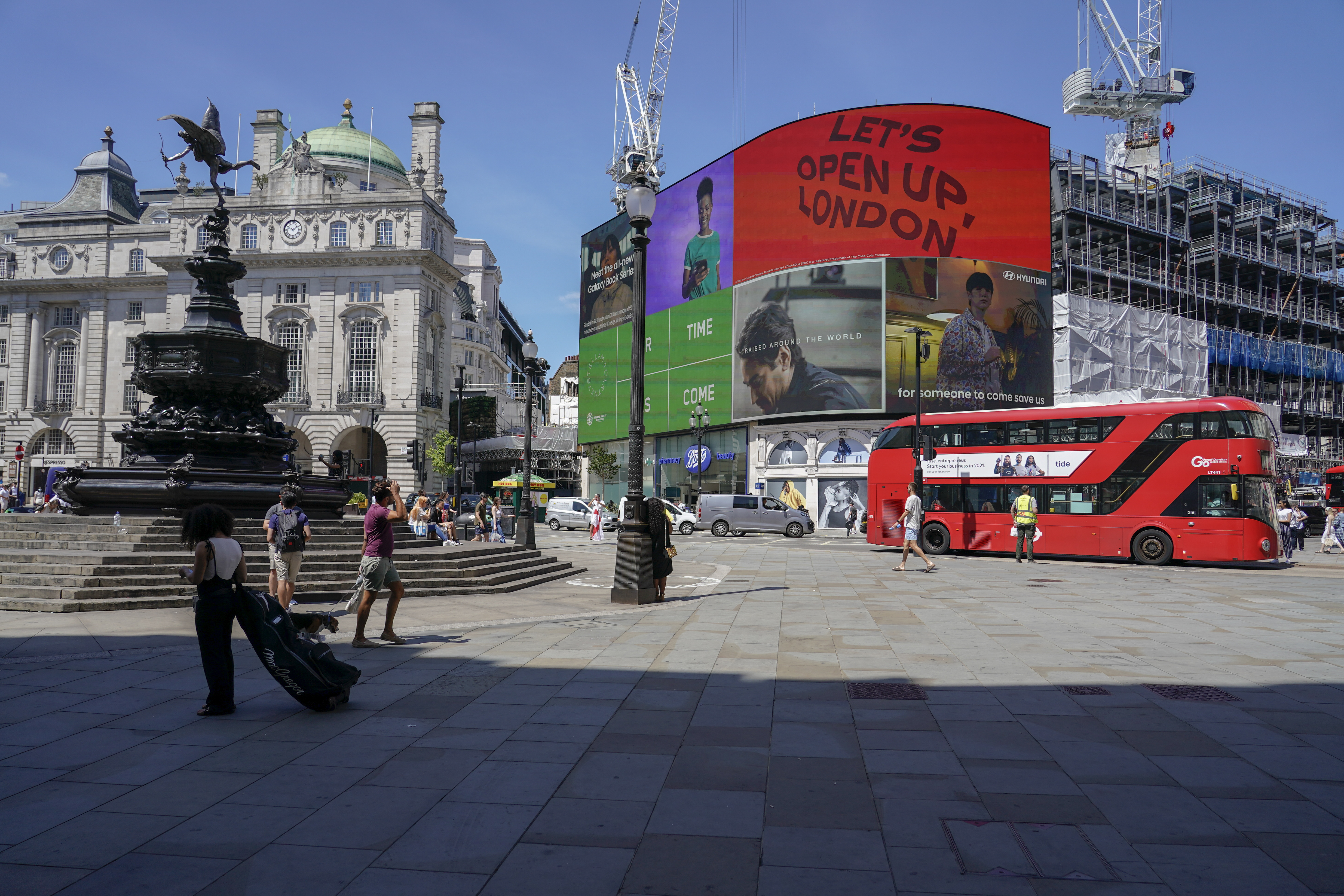 La gente camina en Piccadilly Circus, en Londres. Se espera que el primer ministro británico, Boris Johnson, confirme el lunes que la próxima relajación planificada de las restricciones del coronavirus en Inglaterra se retrasará como resultado de la propagación de la variante delta primero. identificado en la India. (Foto AP / Alberto Pezzali)
