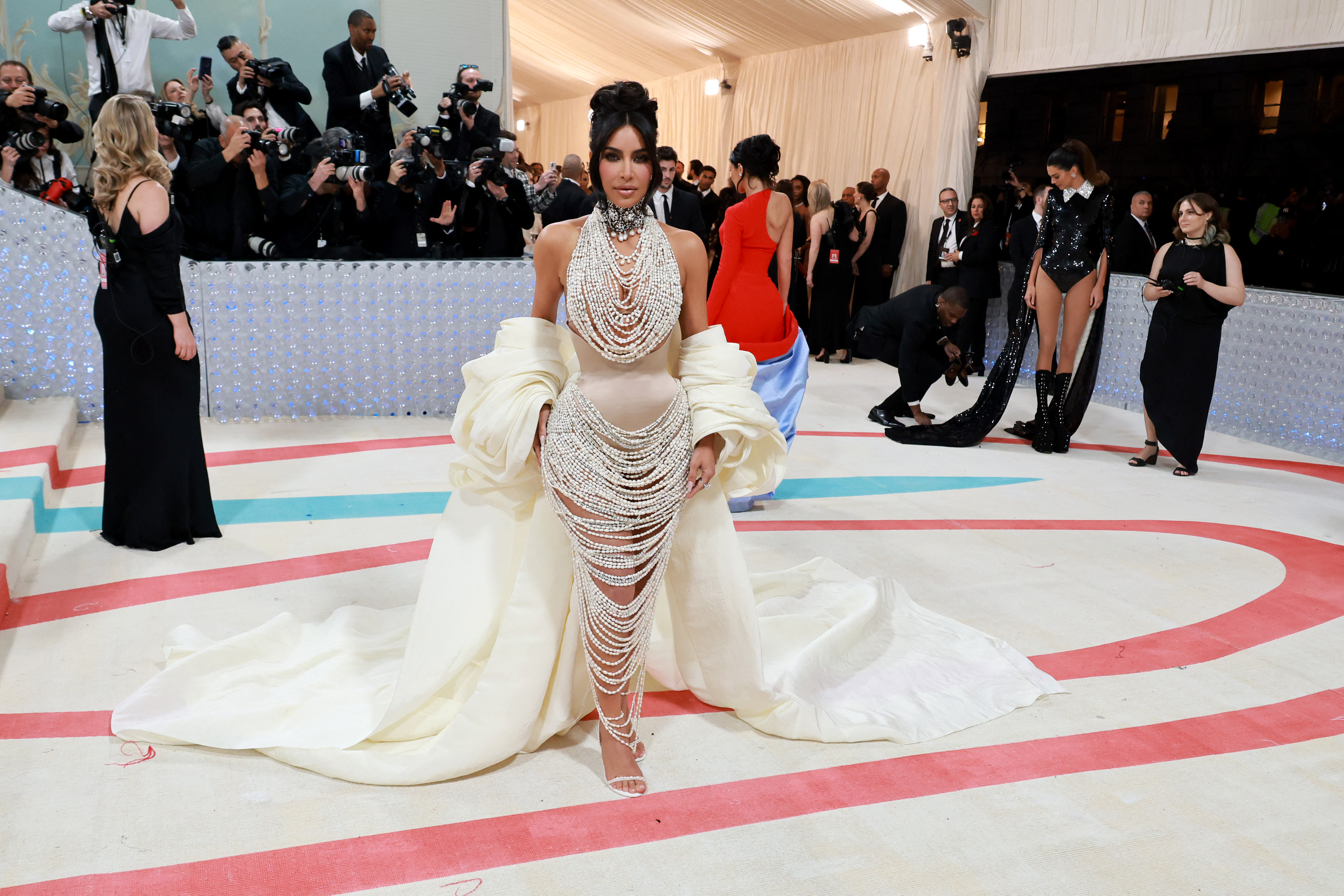 Kim Kardashian se viste de novia: así es el vestido blanco que