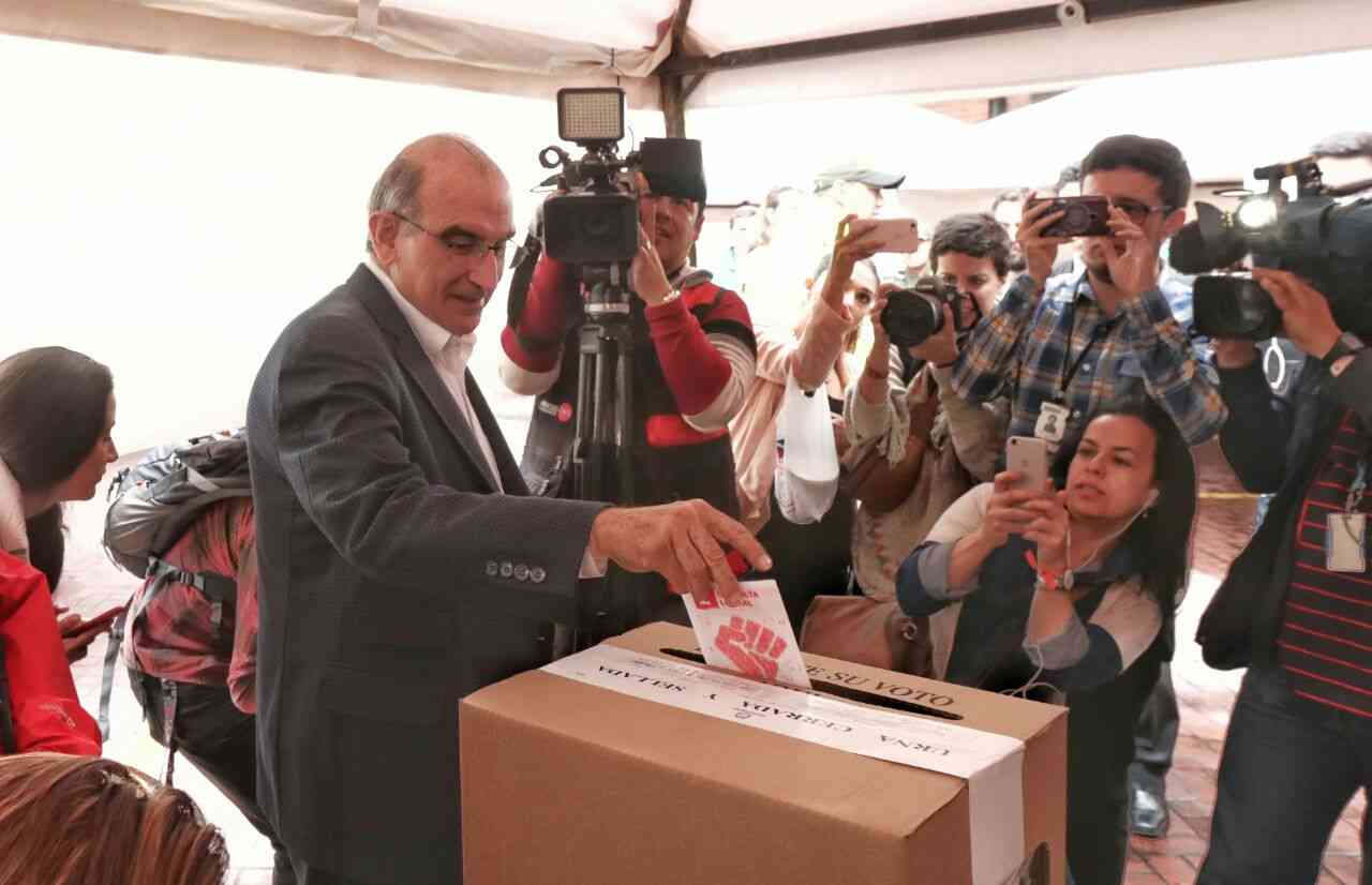  “No podemos dar marcha atrás en los procesos de participación”: Humberto De La Calle tras votar en Santa Ana Oriental. Foto: Carlos Julio Martínez