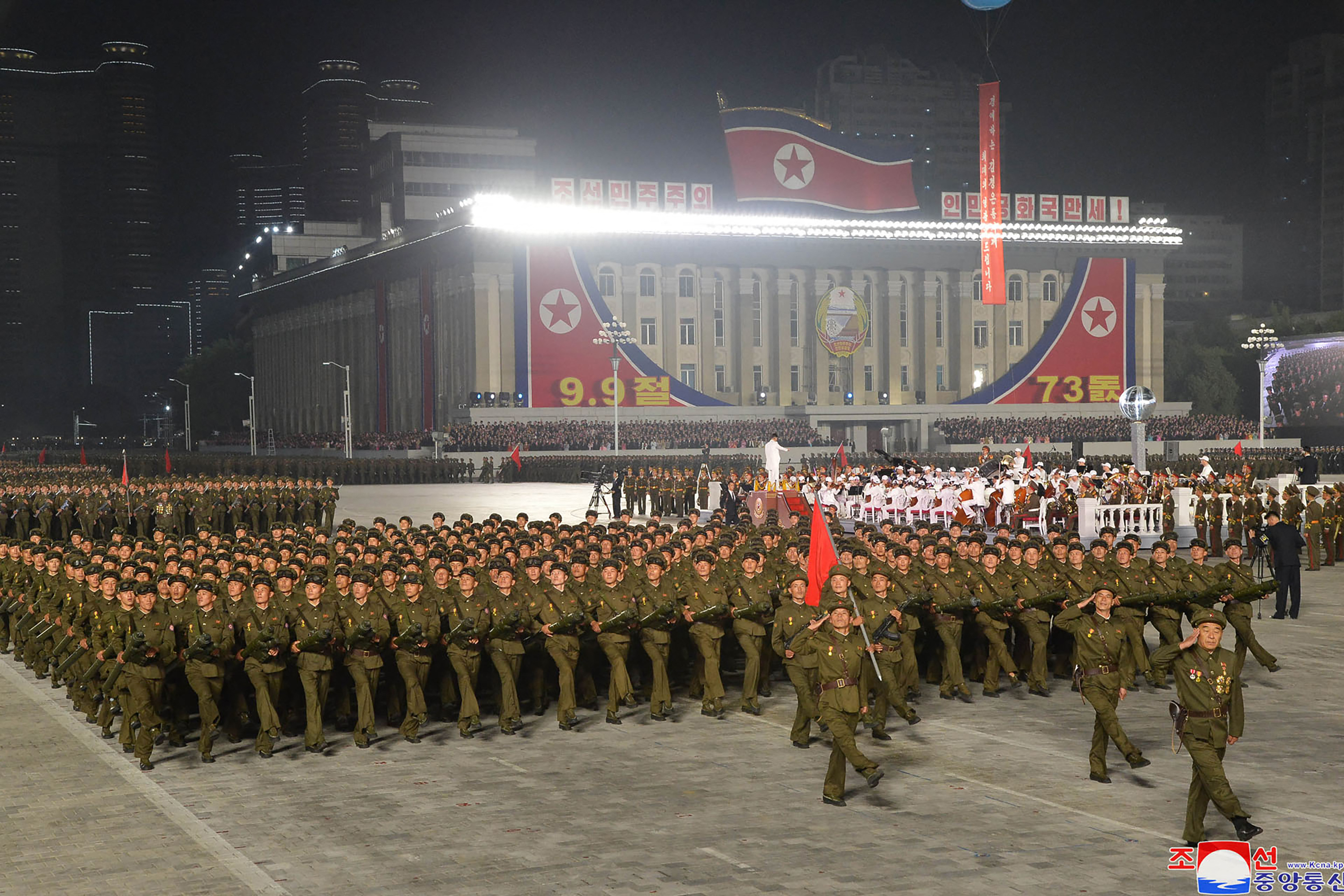 Esta imagen tomada el 9 de septiembre de 2021 y publicada por la Agencia Central de Noticias de Corea (KCNA) oficial de Corea del Norte muestra un desfile de 'fuerzas paramilitares y de seguridad pública' para celebrar el 73 aniversario de la fundación de Corea del Norte en la plaza Kim Il Sung en Pyongyang. (Foto de STR / KCNA A TRAVÉS DE KNS / AFP) / Corea del Sur FUERA / --- NOTA DEL EDITOR --- RESTRINGIDO AL USO EDITORIAL - CRÉDITO OBLIGATORIO "AFP PHOTO / KCNA A TRAVÉS DE KNS" - SIN COMERCIALIZACIÓN SIN CAMPAÑAS DE PUBLICIDAD - DISTRIBUIDO COMO SERVICIO PARA LOS CLIENTES / ESTA IMAGEN FUE DISPONIBLE POR UN TERCERO. AFP NO PUEDE VERIFICAR INDEPENDIENTEMENTE LA AUTENTICIDAD, UBICACIÓN, FECHA Y CONTENIDO DE ESTA IMAGEN --- /