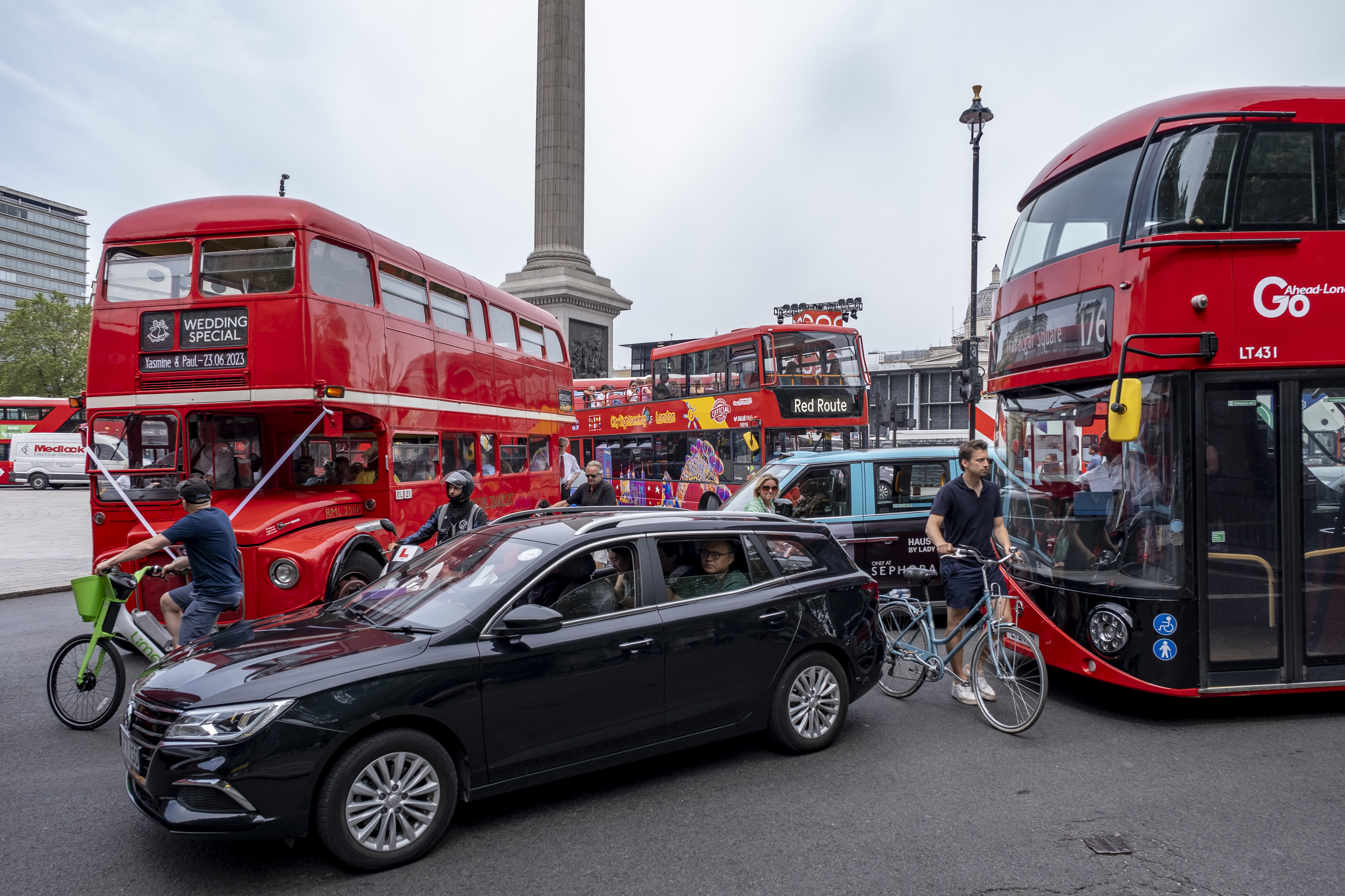 Captan a pareja de turistas teniendo relaciones sexuales en un transporte  público de Inglaterra