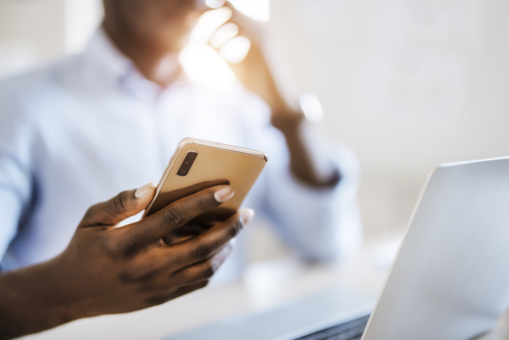 La colaboración entre WhatsApp y las autoridades de seguridad ha revelado los riesgos asociados con ciertos mensajes. Expertos advierten sobre el tipo de información que nunca debe ser compartida a través de la aplicación para protegerse de estafas.