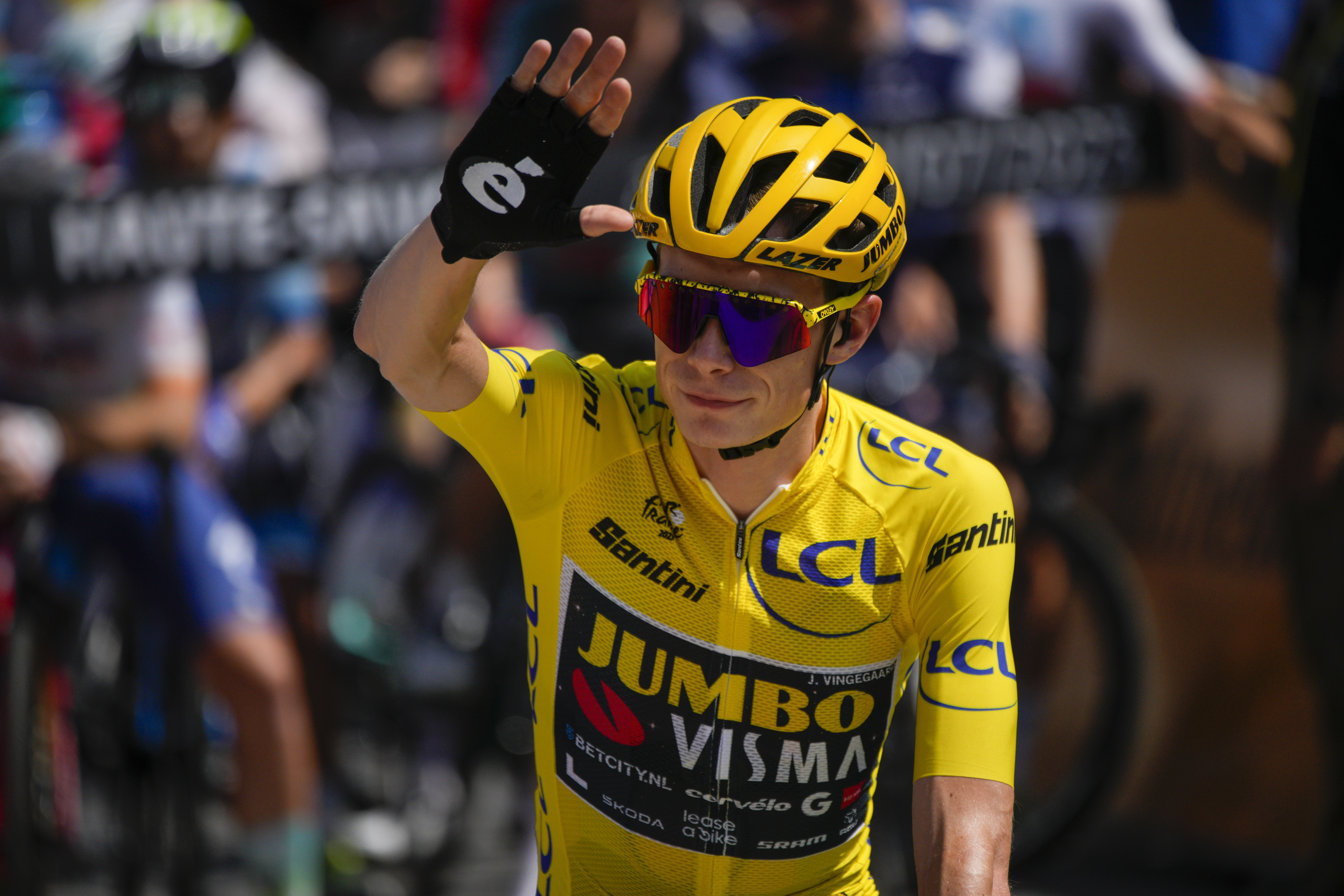 El danés Jonas Vingegaard, vestido con el maillot amarillo de líder general, saluda a los espectadores antes de la decimoséptima etapa de la carrera ciclista del Tour de Francia de más de 166 kilómetros (103 millas) con inicio en Saint-Gervais Mont-Blanc y final en Courchevel, Francia, el miércoles 19 de julio de 2023. (Foto AP/Daniel Cole)
