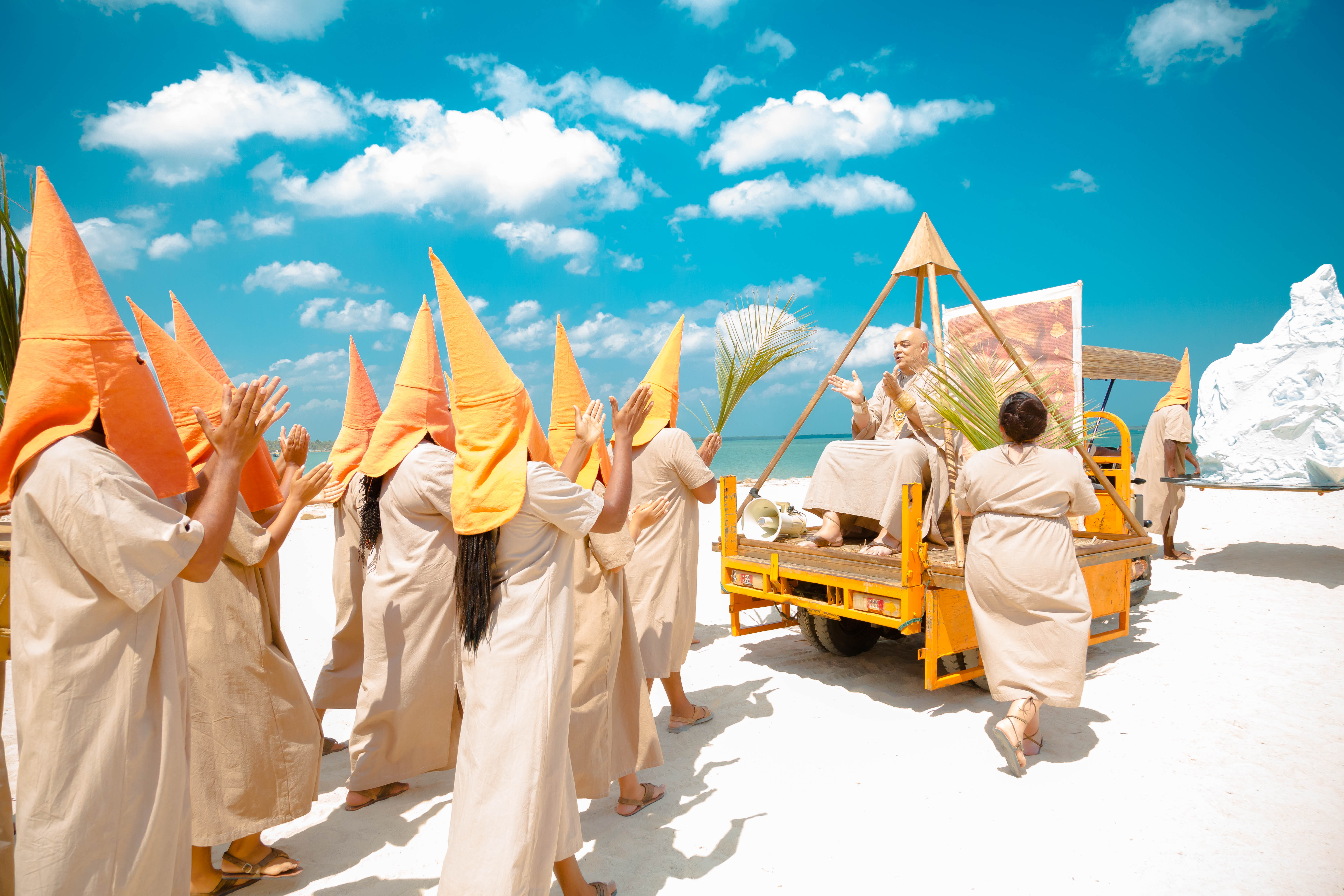 Una "dramedia ambiental macondiana" dirigida por Carlos Gabriel Vergara M, 'Esto se calentó' llega a salas del país este 30 de mayo de 2024.