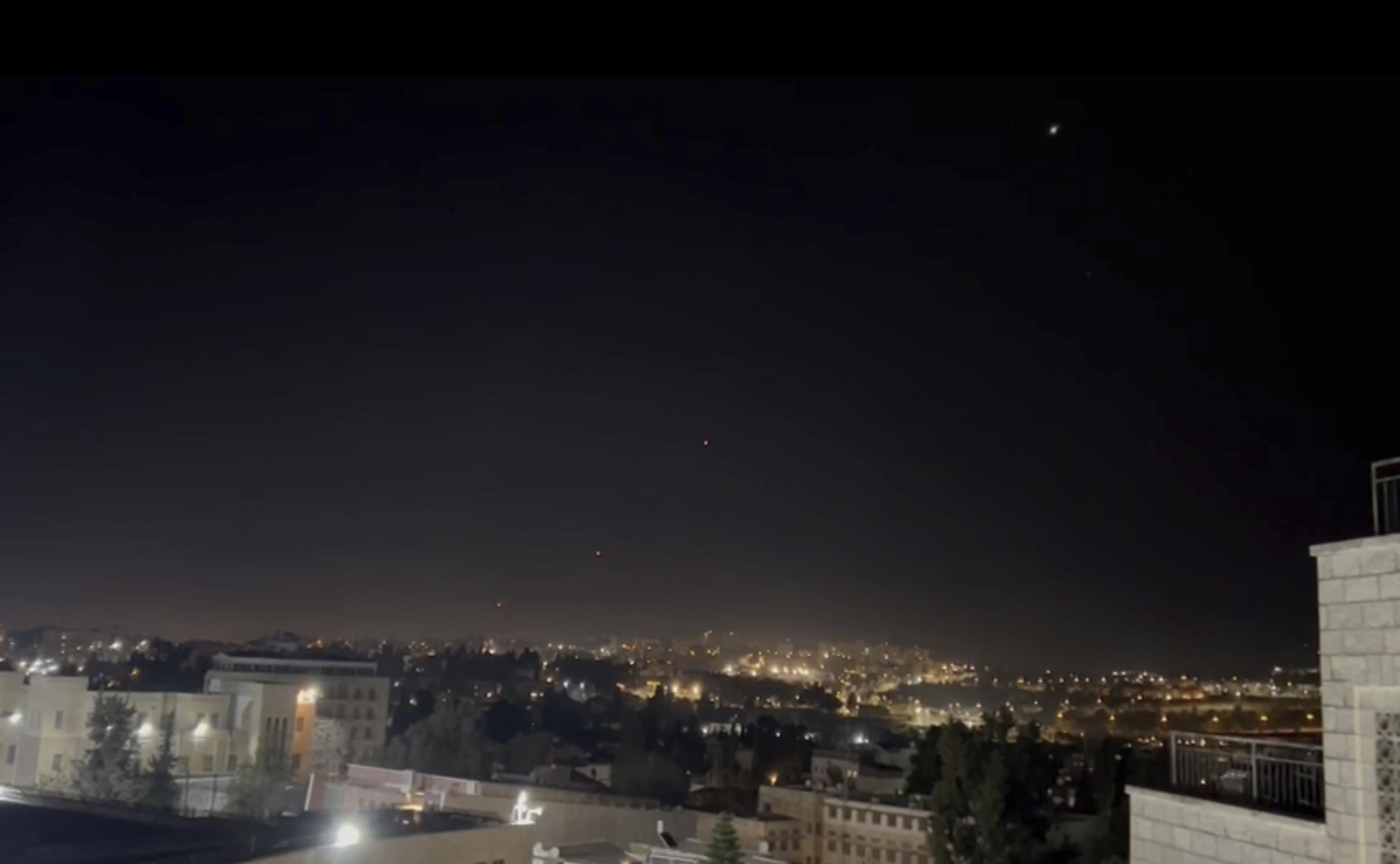 Se lanzan misiles interceptores al cielo la madrugada del domingo 14 de abril de 2024 en Jerusalén.
