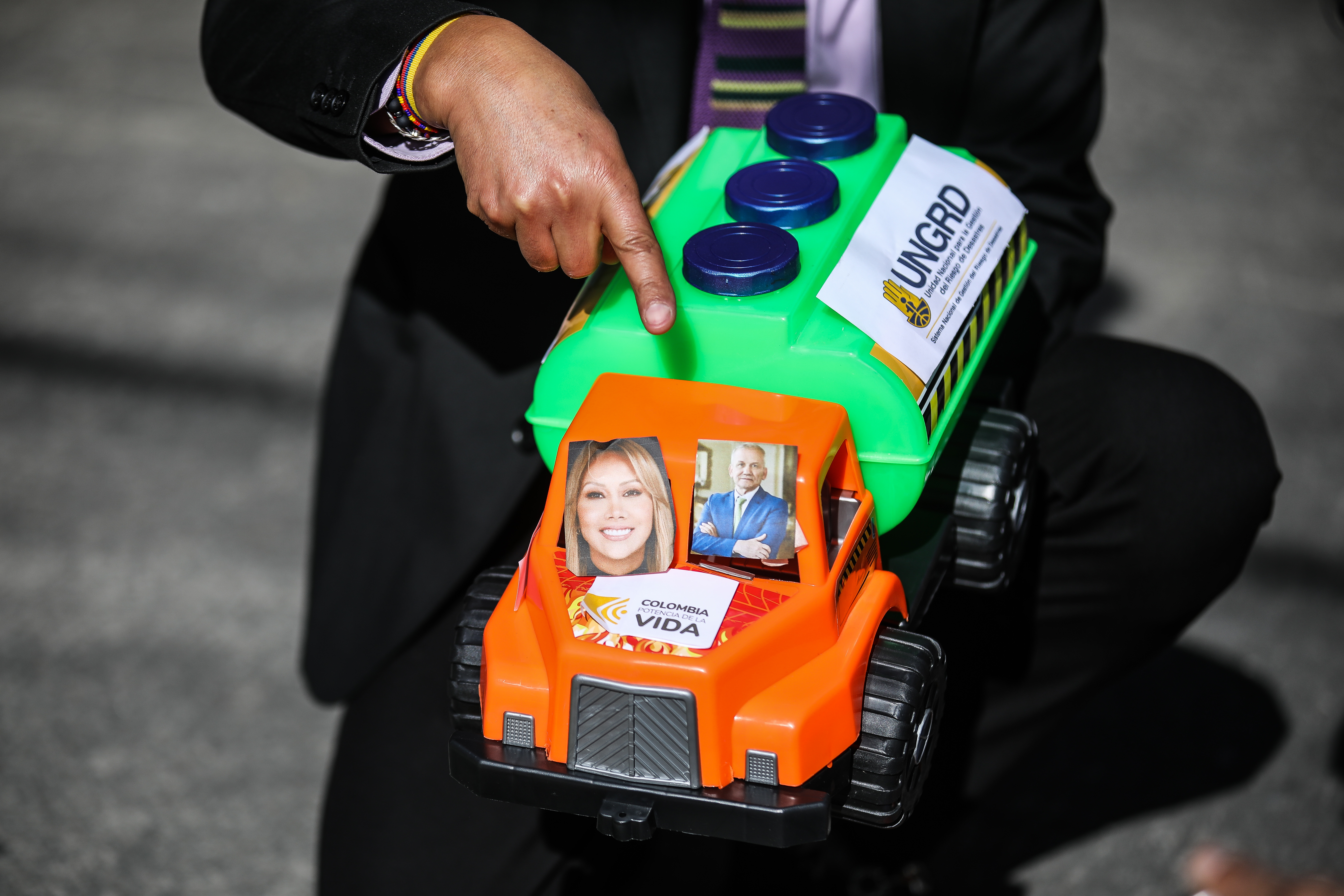 Imitación de los camiones de la UNGRD en la entrada de los juzgados de Paloquemao donde se lleva a cabo la audiencia a Sandra Ortiz