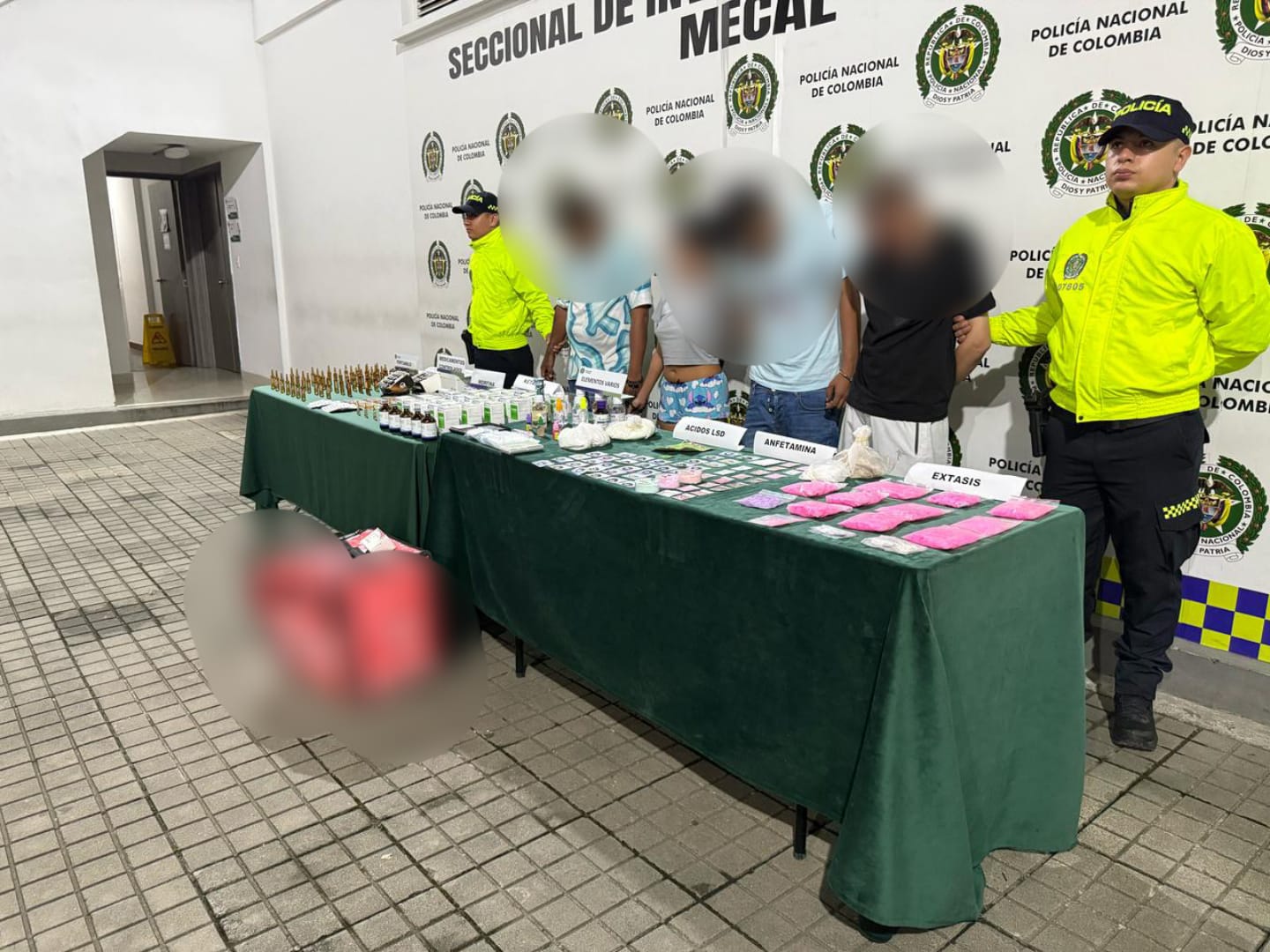 Al ser presentados ante un juez de control de garantías, este tomó la decisión de dictar medida de aseguramiento intramural por tráfico, fabricación o porte de estupefacientes a tres de ellos. Uno continuará en libertad, pero estará vinculado al proceso investigativo que adelantan las autoridades.