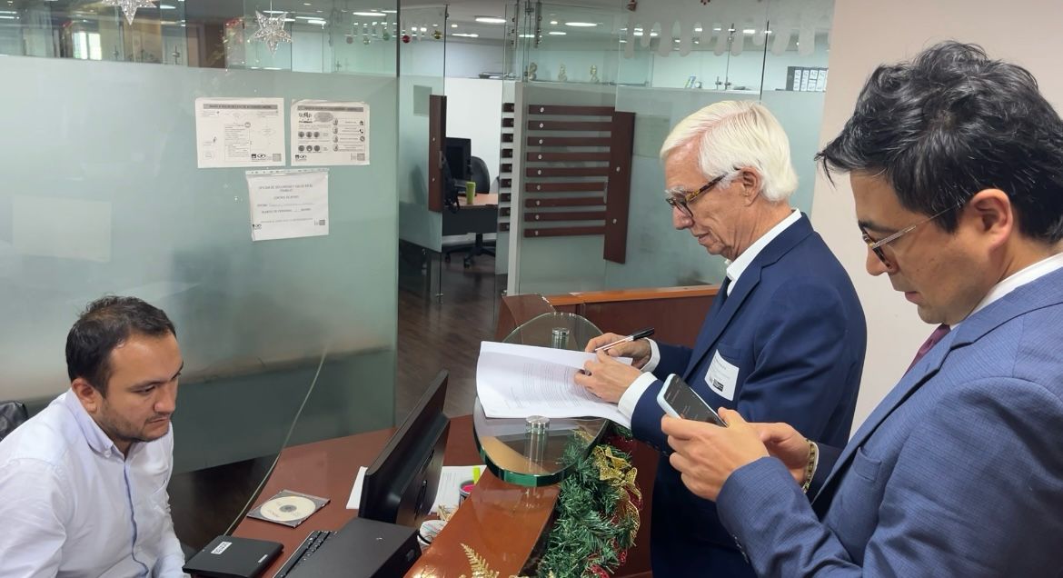 Jorge Robledo radicó denuncia por “prevaricato” contra el presidente Petro en la Comisión de Acusación. “Parece venezolano”, dijo