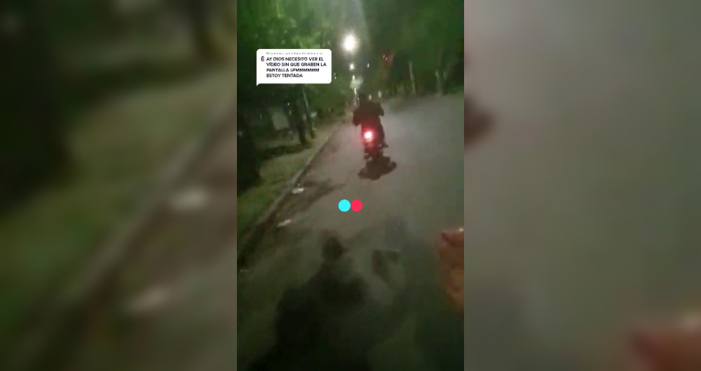 Video: el momento en el que ladrones “ayudaron” a arrancar la moto varada de un hombre para  robársela