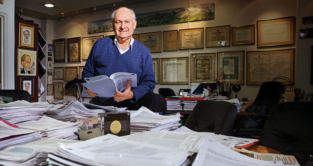  En 1987 anunció en la prestigiosa revista científica Nature la creación de la primera vacuna sintética contra la malaria y desde ese momento fue consciente de que su vida giraría en torno al debate. 