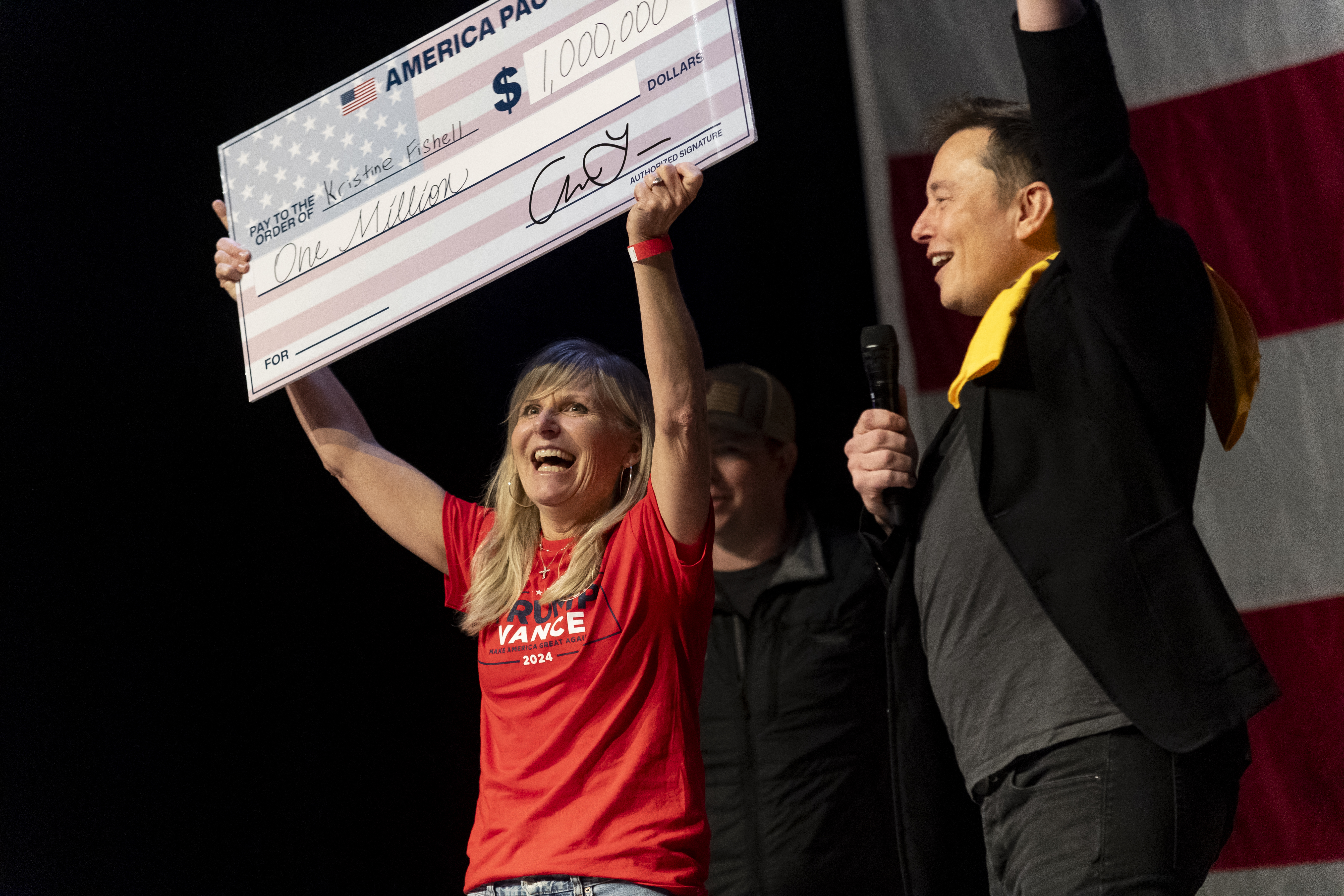 Elon Musk, fundador de SpaceX y Tesla, otorgó a Kristine Fishell un cheque de 1 millón de dólares durante el ayuntamiento en el Teatro Roxain el 20 de octubre de 2024 en Pittsburgh, Pensilvania. Musk ha donado más de 75 millones de dólares a America PAC, que cofundó con otros capitalistas de riesgo y empresarios tecnológicos de Silicon Valley para apoyar al candidato presidencial republicano, el expresidente estadounidense Donald Trump. Michael Swensen/Getty Images/AFP (Foto de Michael Swensen / GETTY IMAGES NORTEAMÉRICA / Getty Images vía AFP)