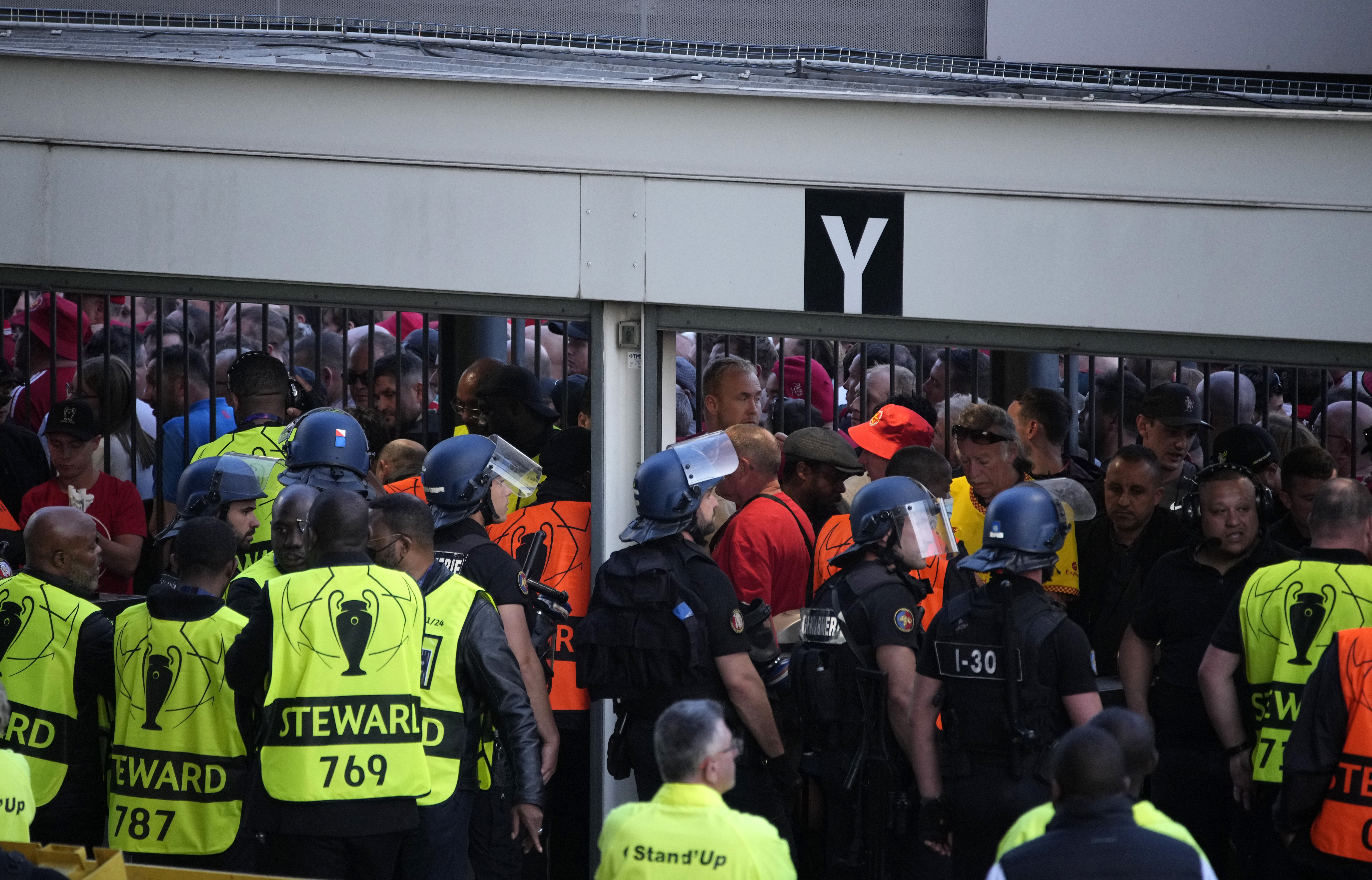 Agentes policiales resguardan la entrada al Stade de France, antes de la final de la Liga de Campeones, entre Liverpool y Real Madrid, el sábado 28 de mayo de 2022, en Saint Denis, Francia.
