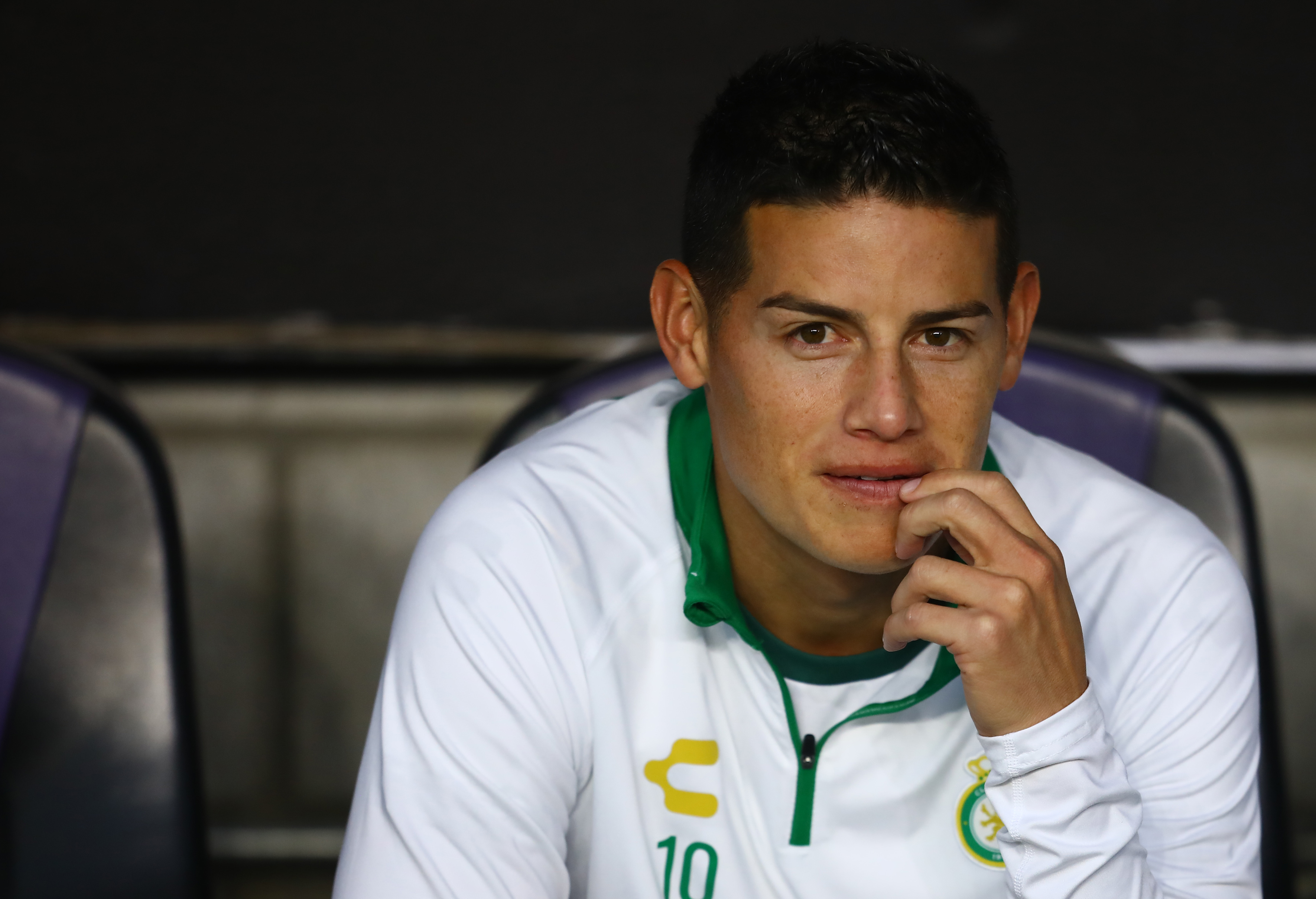 James Rodríguez en el banquillo durante el partido de Mazatlán vs. Club León