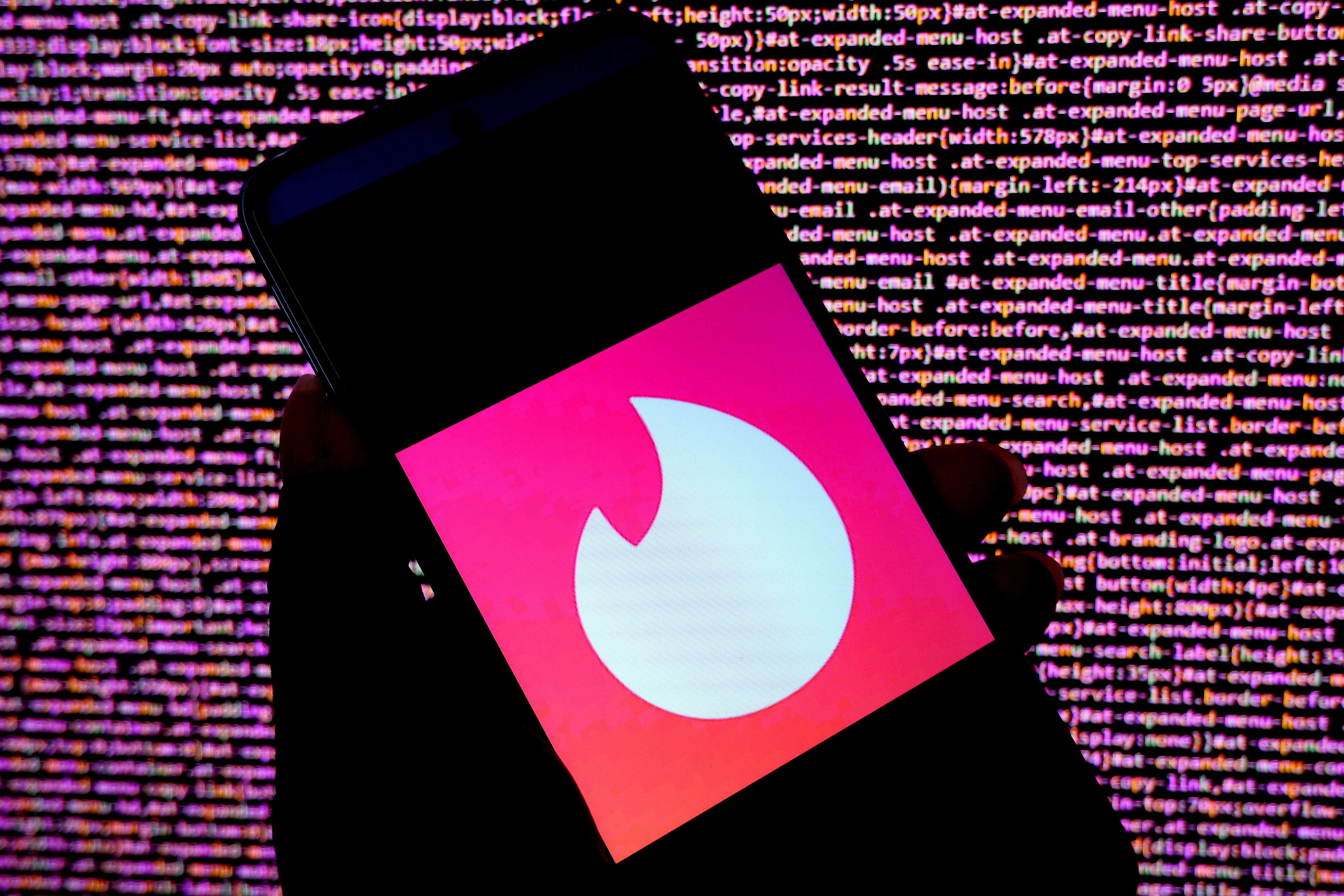 INDIA - 2022/08/22: In this photo illustration a Tinder logo seen displayed on an android smartphone. (Photo Illustration by Avishek Das/SOPA Images/LightRocket via Getty Images)