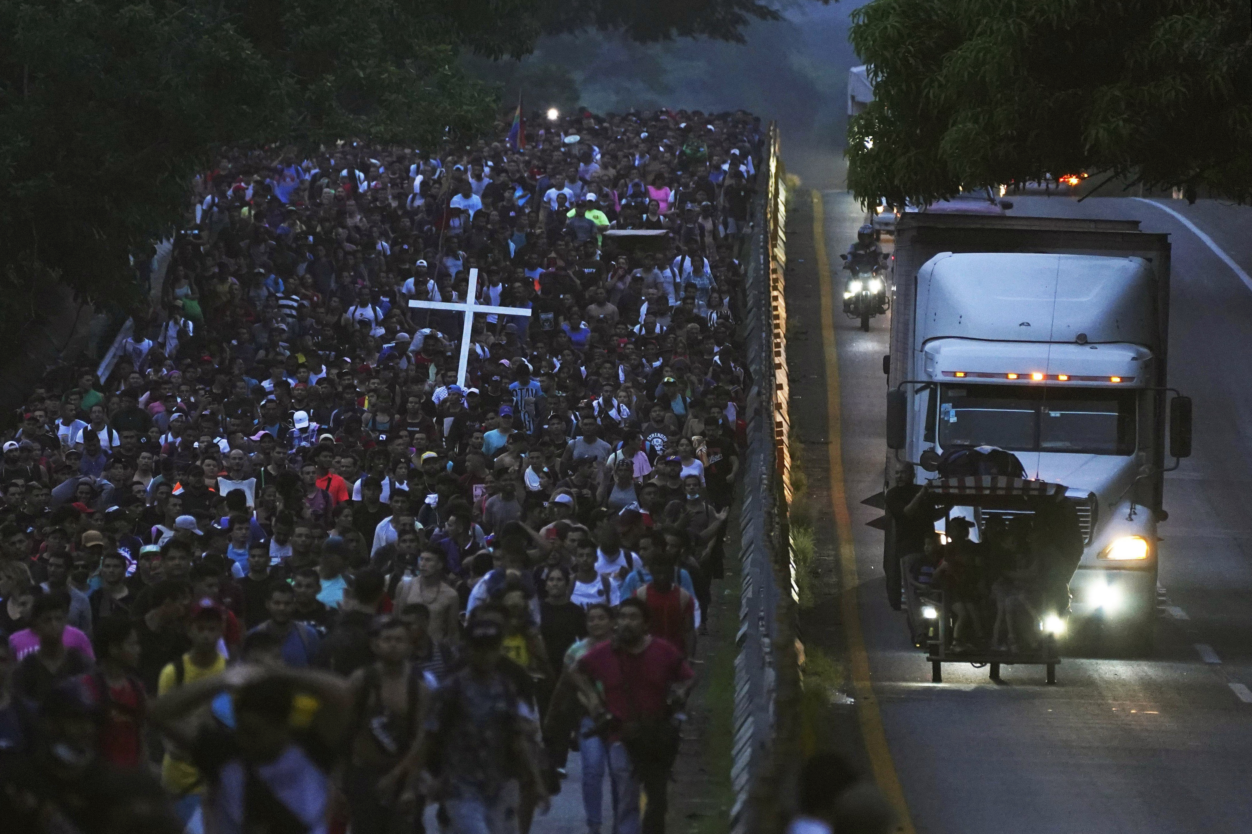 Migrantes, muchos de Centroamérica y Venezuela, caminan por la carretera Huehuetan en el estado de Chiapas, México, la madrugada del martes 7 de junio de 2022.