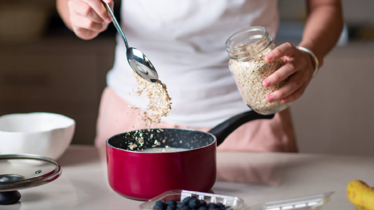 Ya sea en agua o en leche, la avena es un alimento muy recomendado por los especialistas para comenzar el día. Foto: Getty Images.