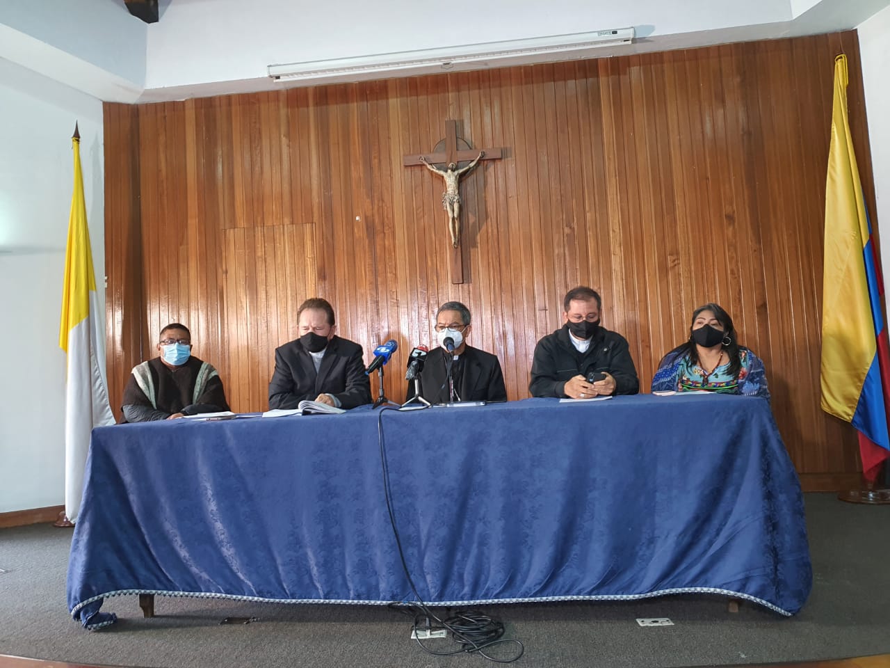 De izquierda a derecha:
Hugo Alberto Torres Marín, obispo de Apartadó. Luis José Rueda Aparicio, arzobispo de Bogotá. Juan Carlos Barreto obispo de Quibdó y Amelicia Santa Cruz, de la OIA.